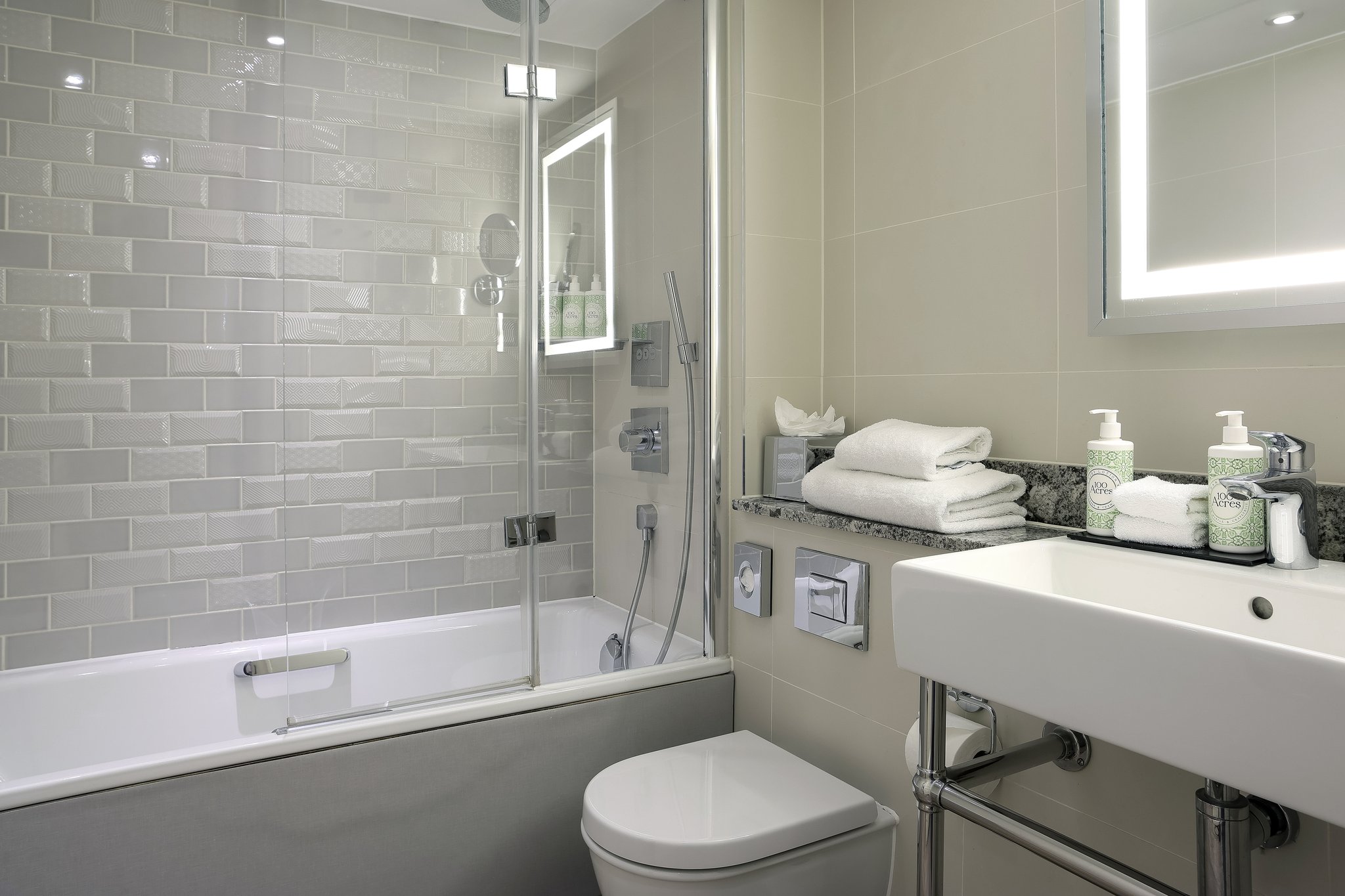 Bathroom_with_bath_in_Classic_double_bedroom_in_main_hote_S