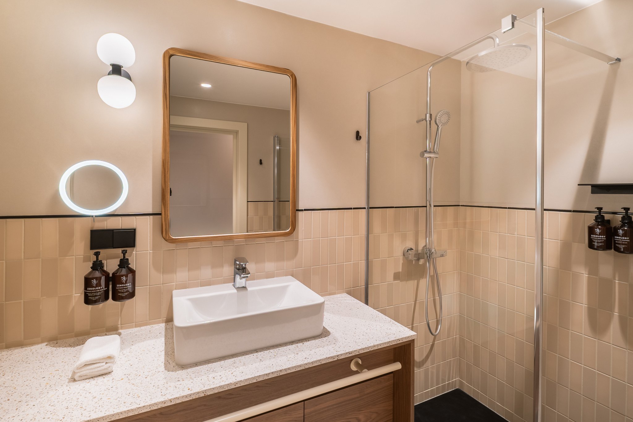 RY1kobgEKESDakbSTKyucA_Superior_Double_Bathroom_S