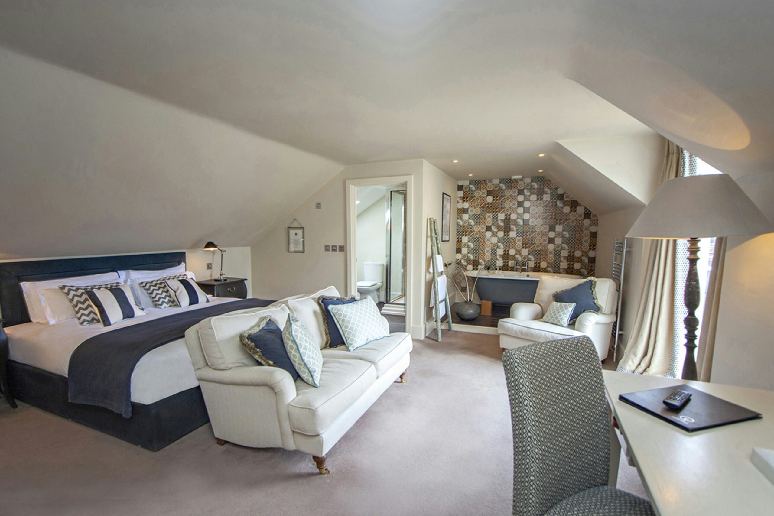 3551440_JuniorSuiteRoom9_2_1969x2953_Original