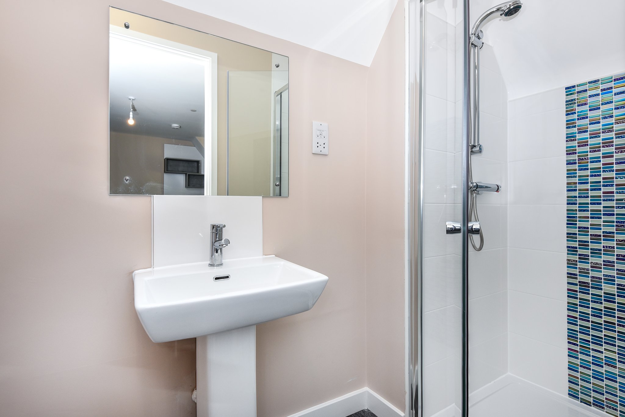 Three_Bed_Apt_Bathroom2_S