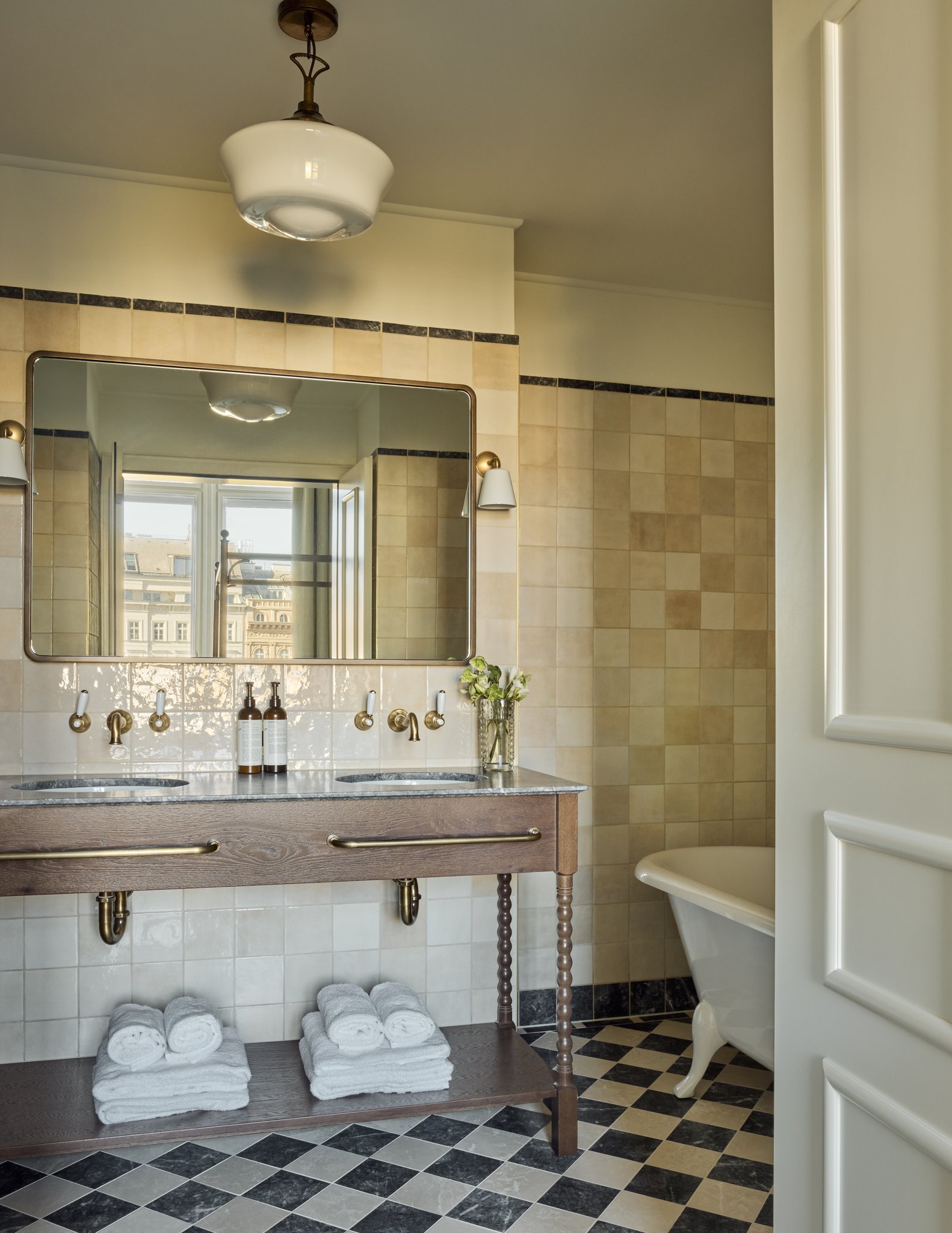 LT7JfR0vCUqe53xJeS4IlA_Suite_Bathroom_3_S