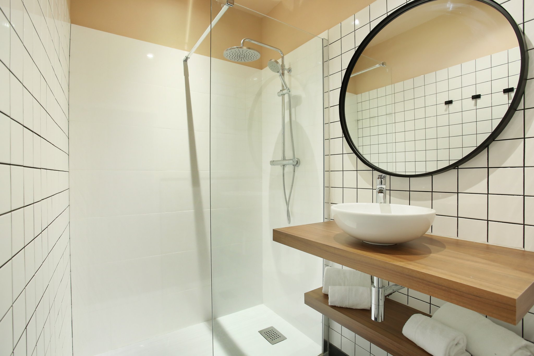 ZIVbaOosEuwfr6cj5vXVQ_Two-Bedroom_Apartment_Ess_Six_Perso_S