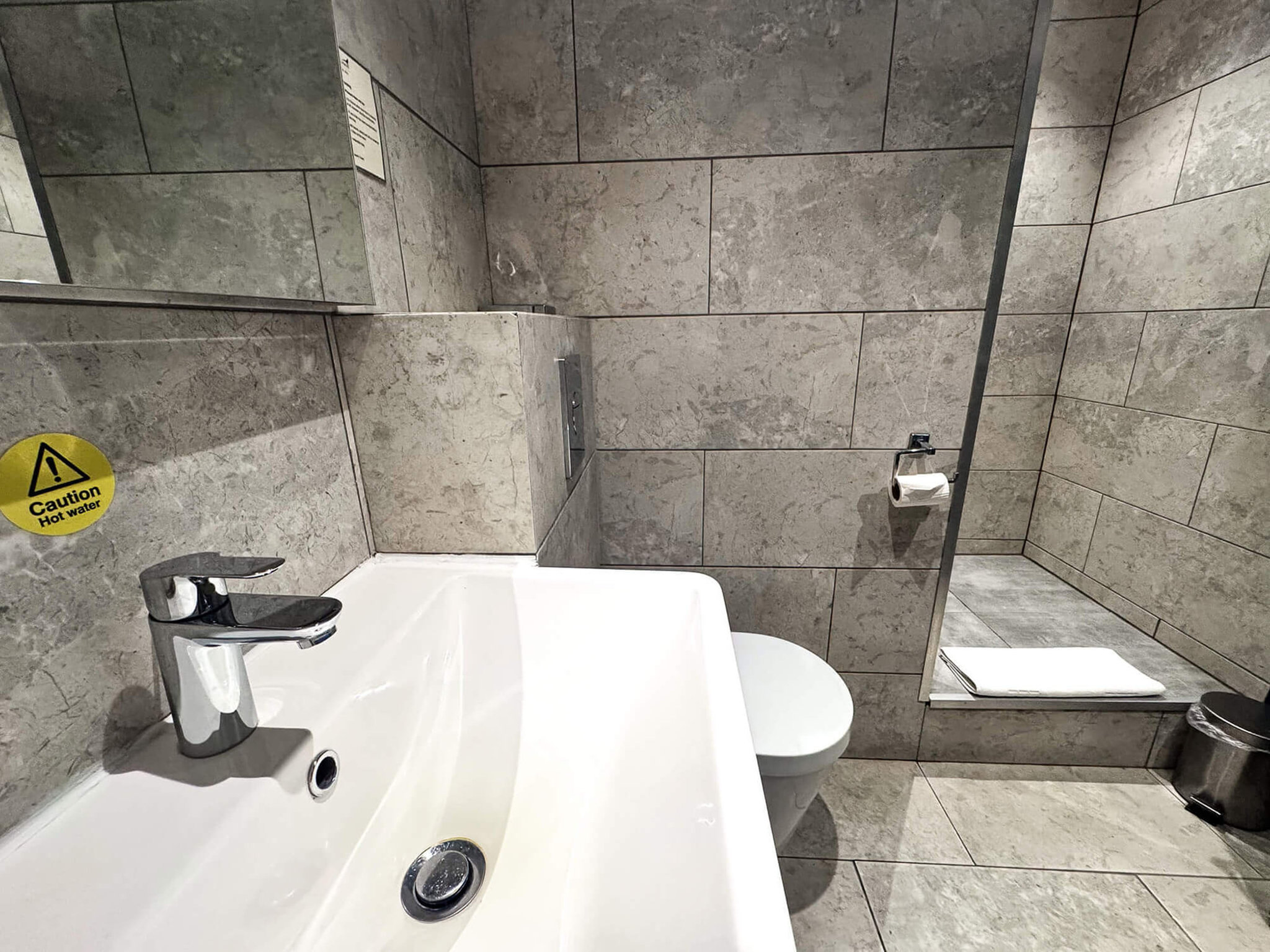 Standard_Twin_Bathroom_01_S