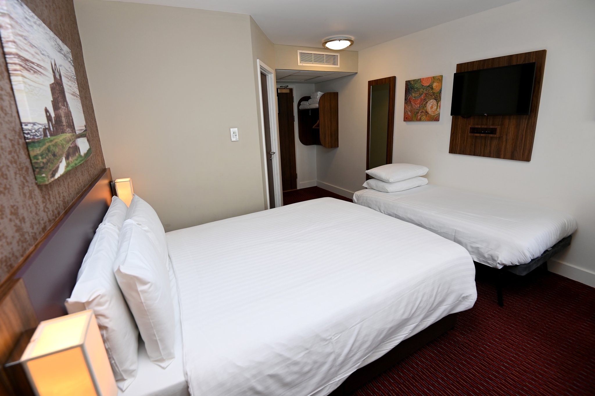 dZ641anNUaCGuxOcaDkiw_Family_Room_3_S