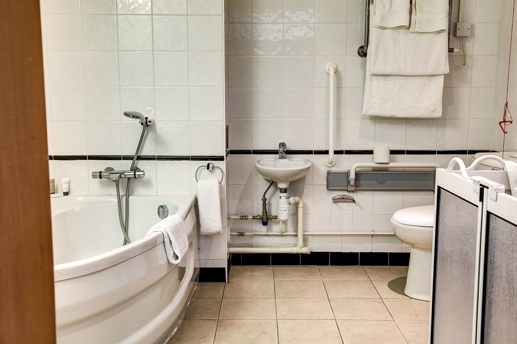 Accessible_Bathroom_01_S