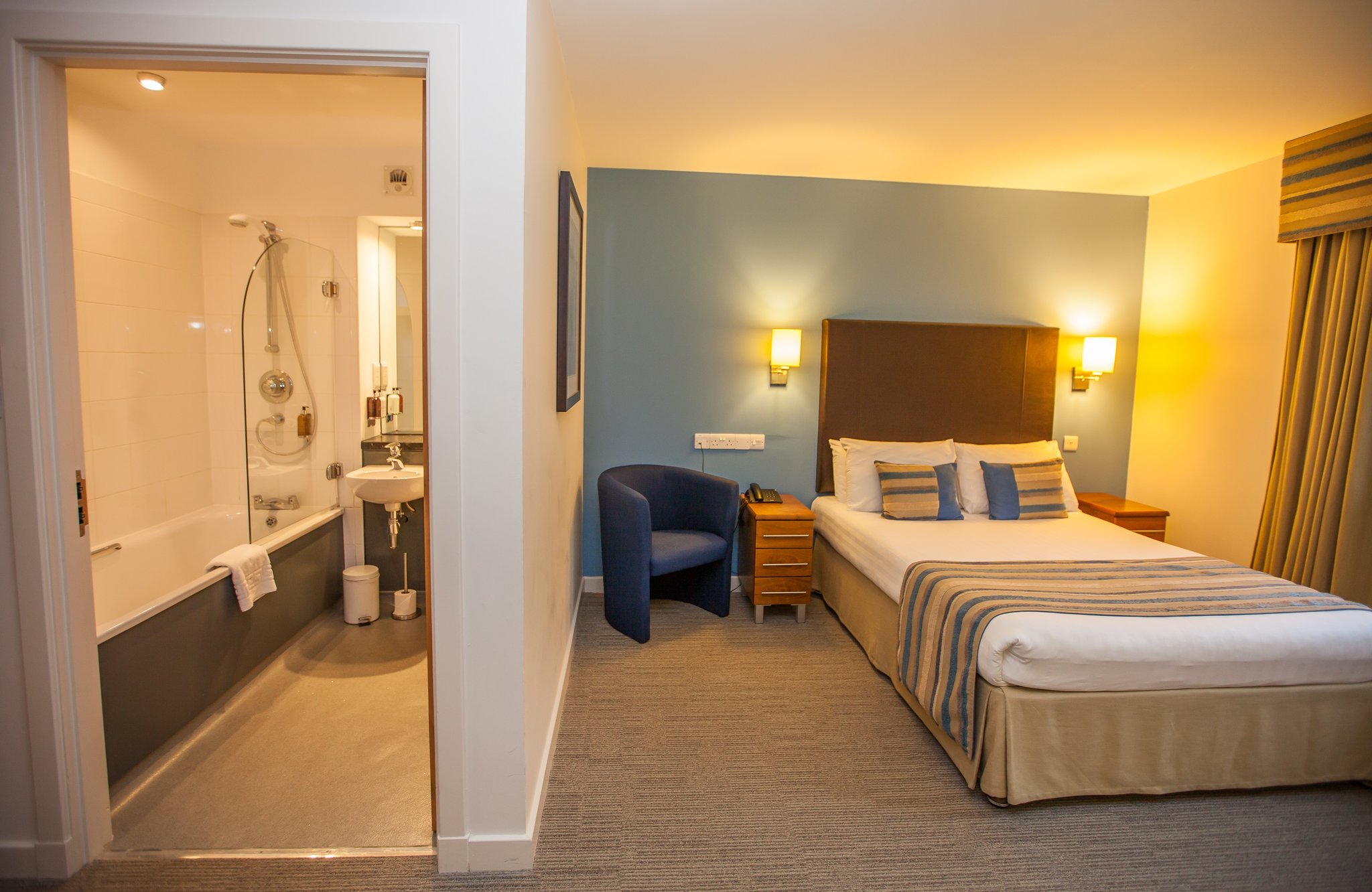 Kingsize_Bedroom_1_S