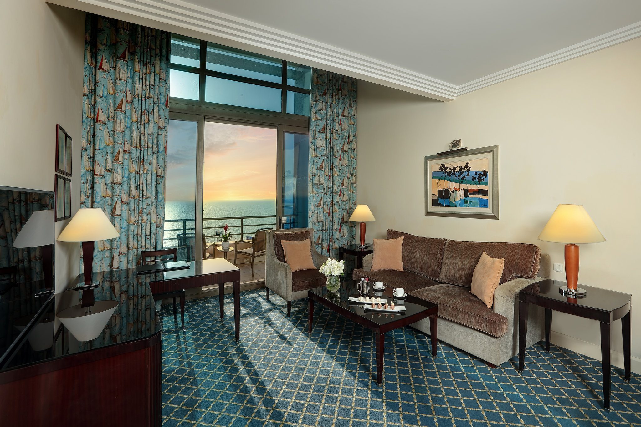 Deluxe_1_bedroom_suite_AS1-living_room2_S