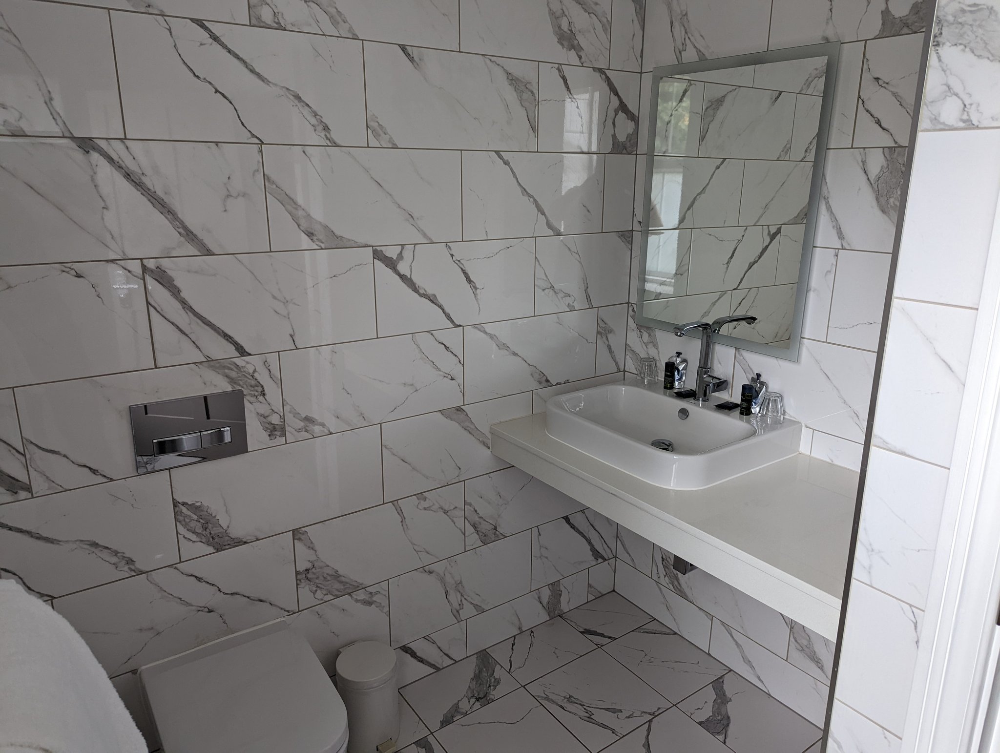 Suite_704_Bathroom_S