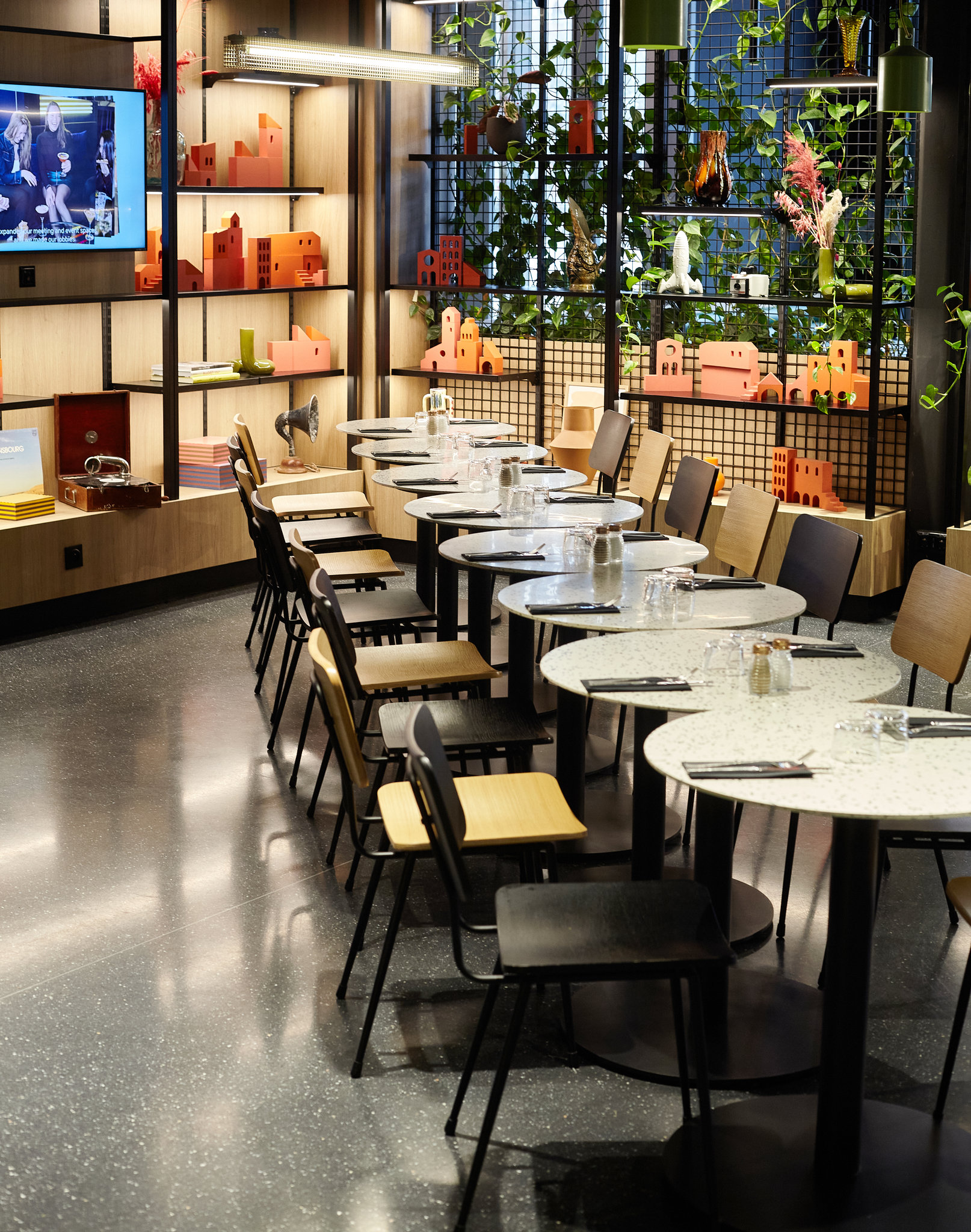 TheSocialHub_Toulouse_Detail_Interior_Restaurant_Tables_2_S