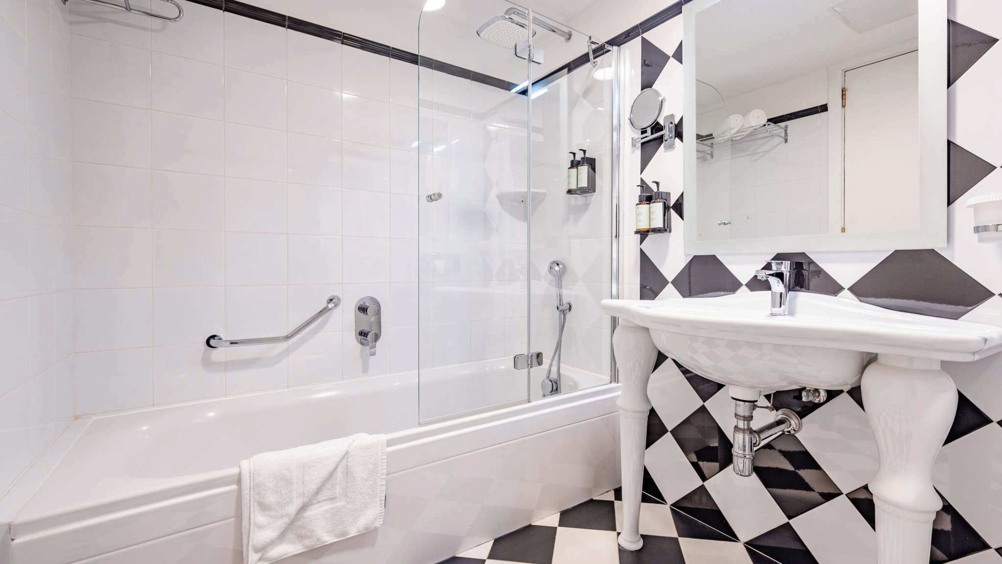 AX_The_Victoria_Hotel_-_Classic_Room_(1)_S