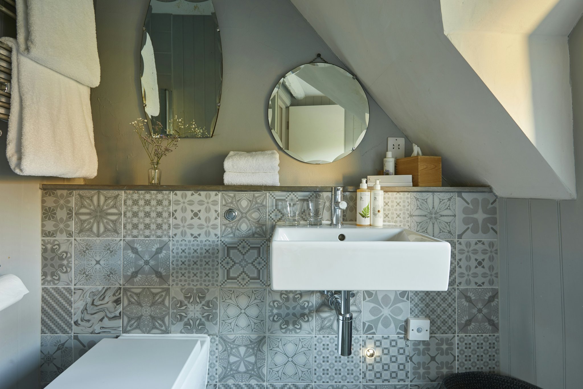 lKSrHr8EUqdbeAmNYaejg_MediumDoubleBathroom_S