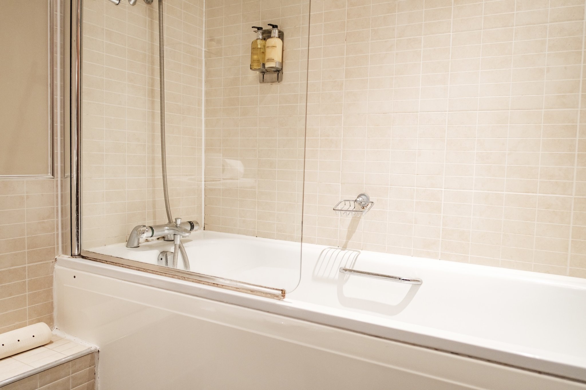 Twin_Room_Bathroom2_S