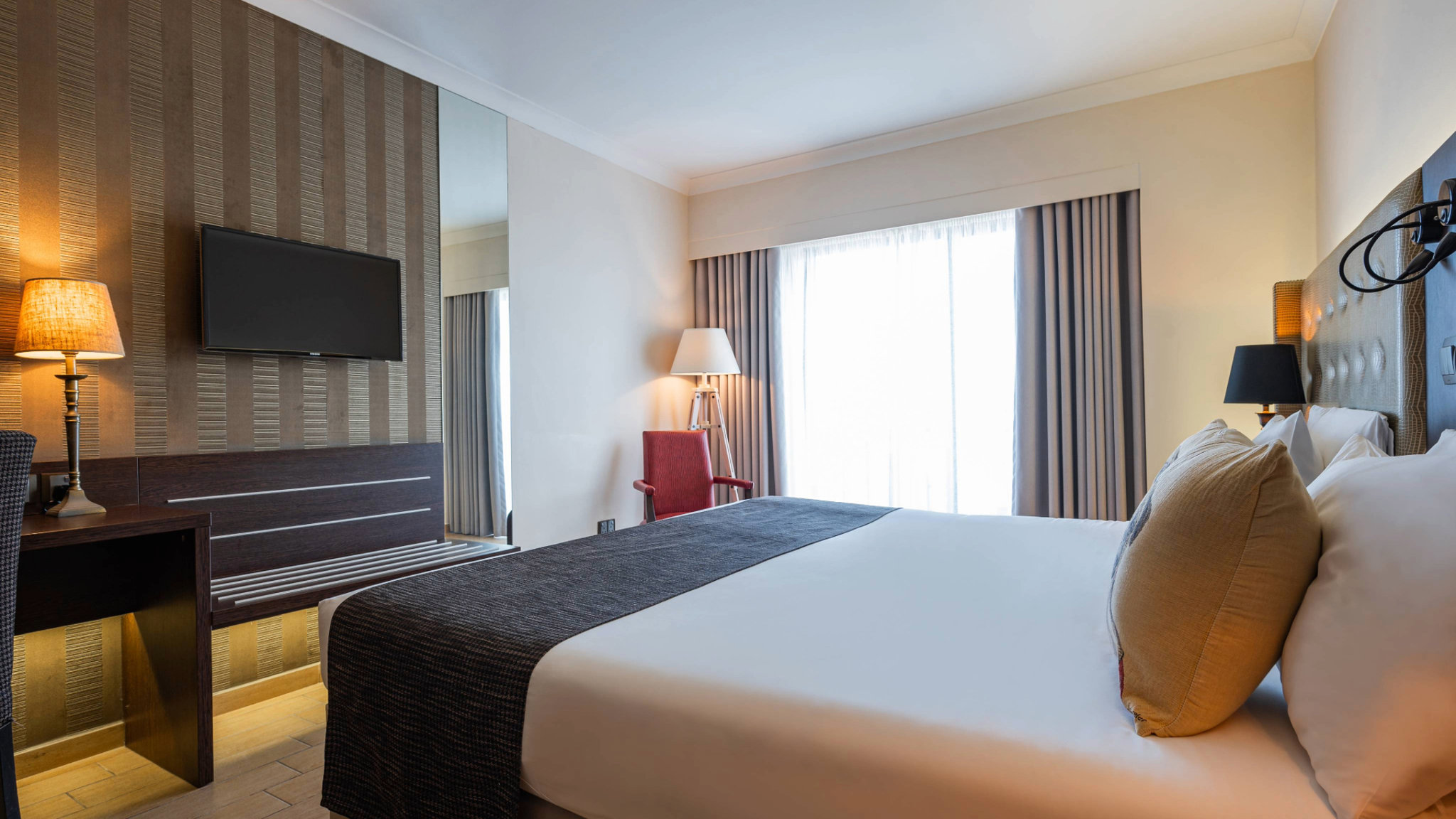 AX_The_Victoria_Hotel_-_Classic_Balcony_Room_(4)_S