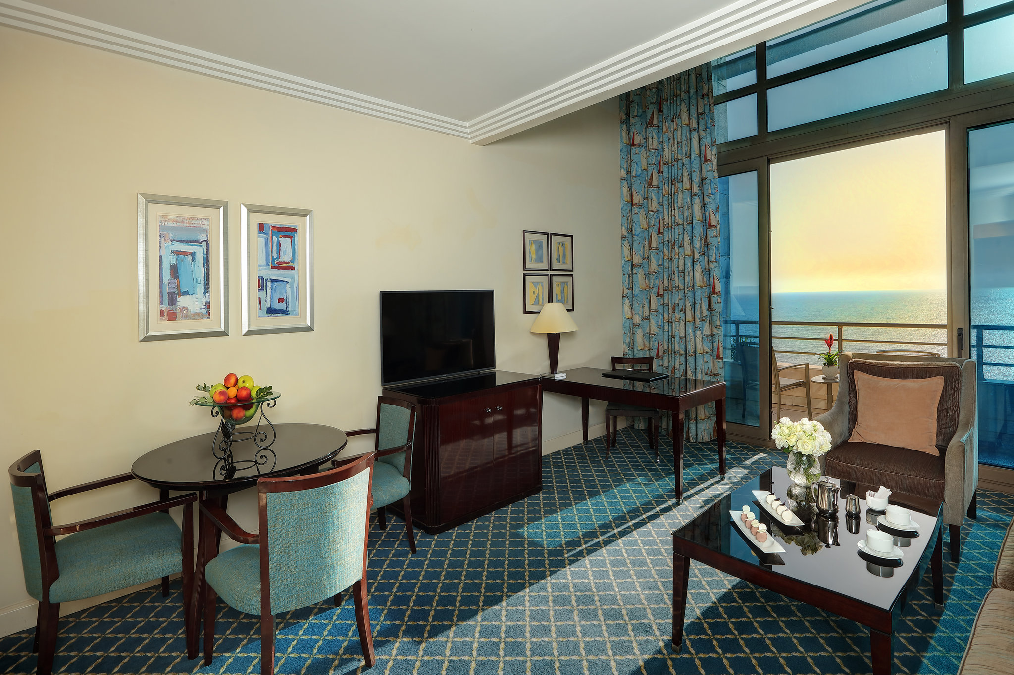 Deluxe_1_bedroom_suite_AS1-living_room_S