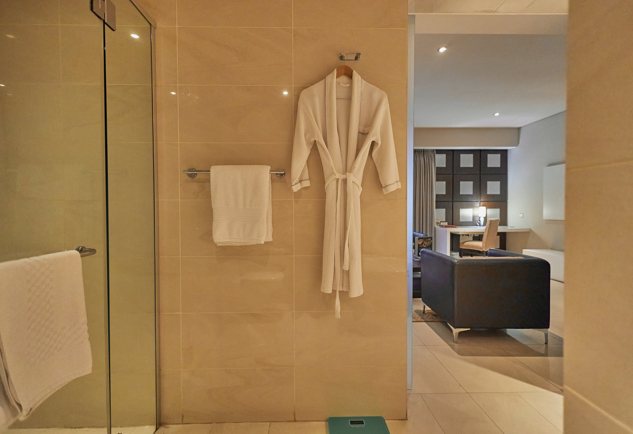 Executive_King_Bathroom-03_S