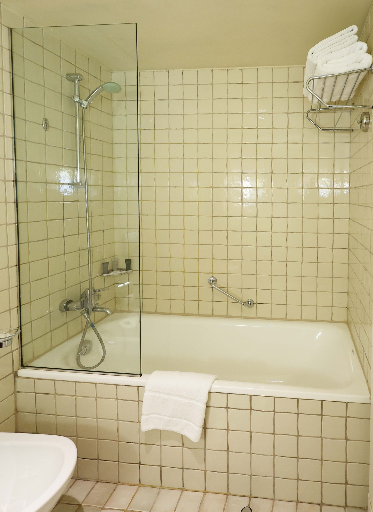 Superior_Room_2_Twin_Beds-B2T-Bathroom2_S