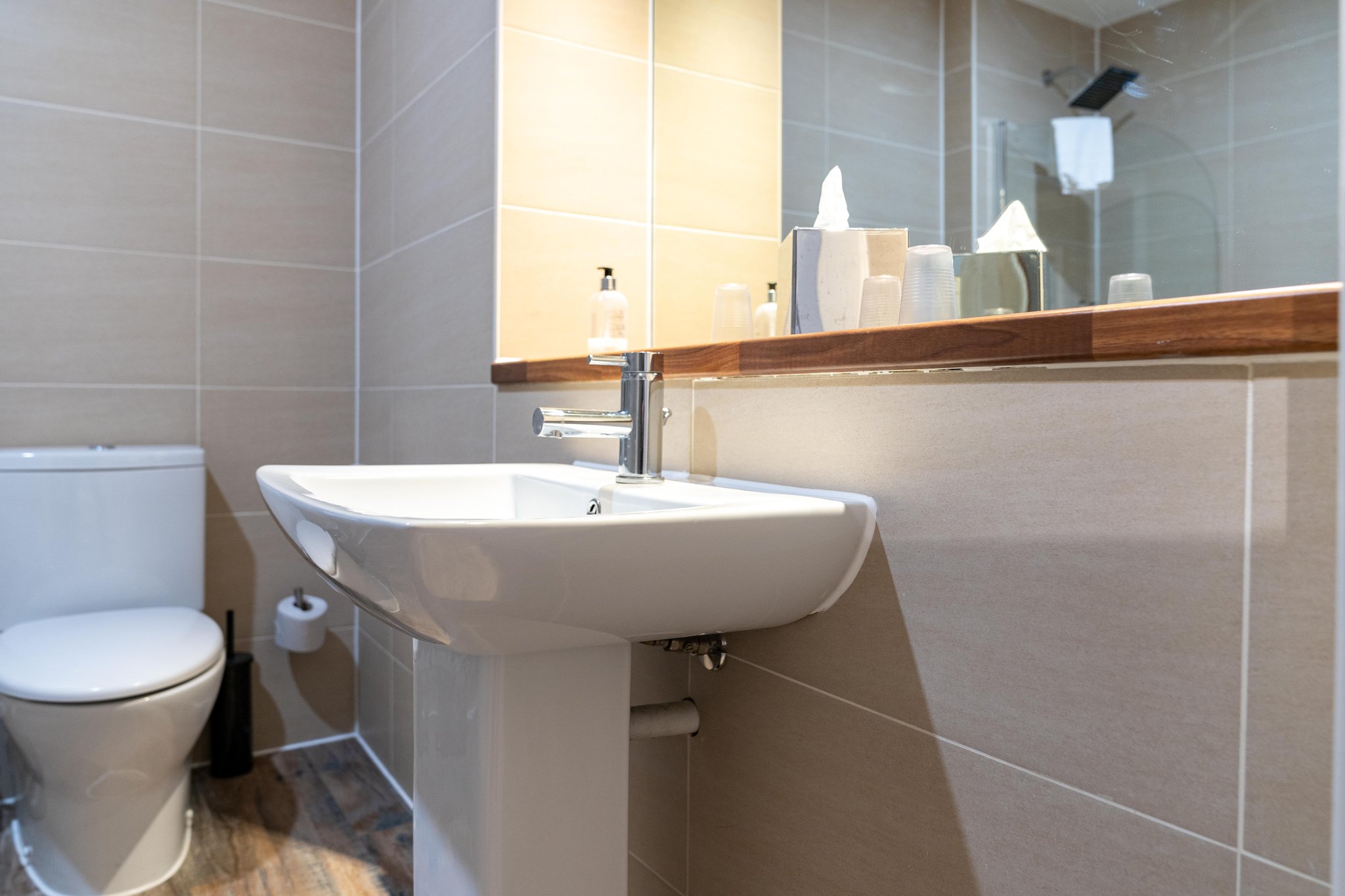 Family_studio_bathroom-2_S