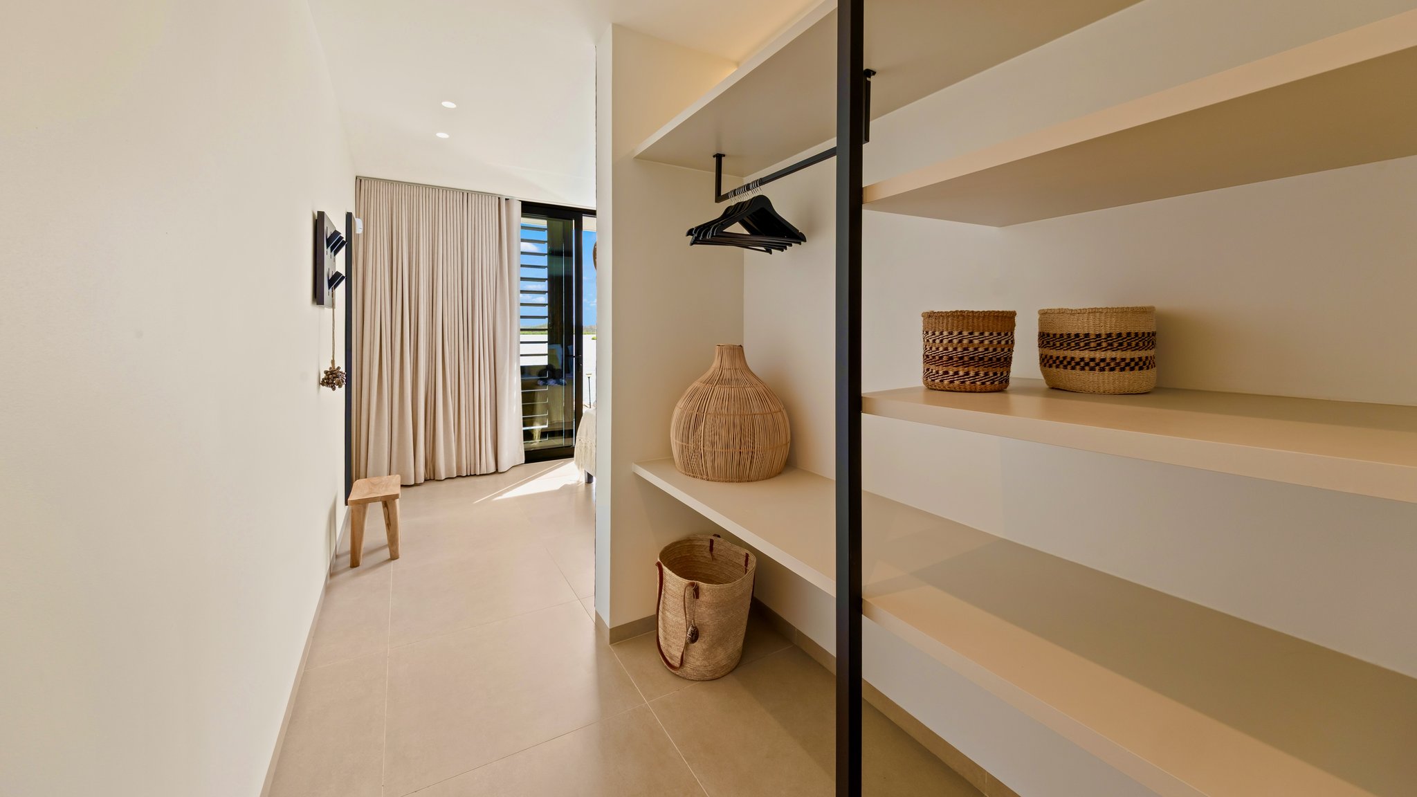 lDDM4VCT1EGe4zxjmxbYQQ_The_Wave_Villas_Closet_S