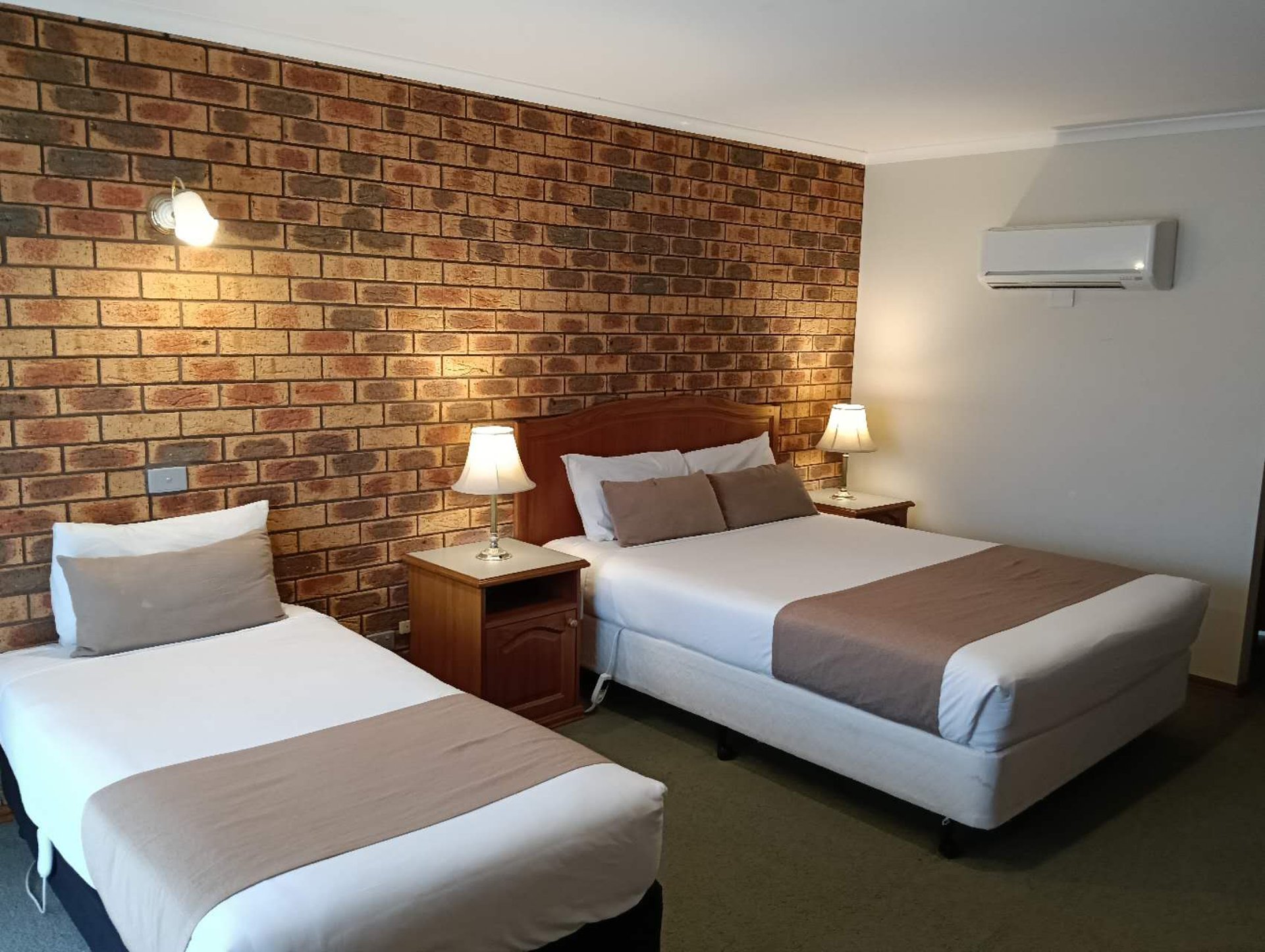 Standard_Twin_Spa.jpg_S