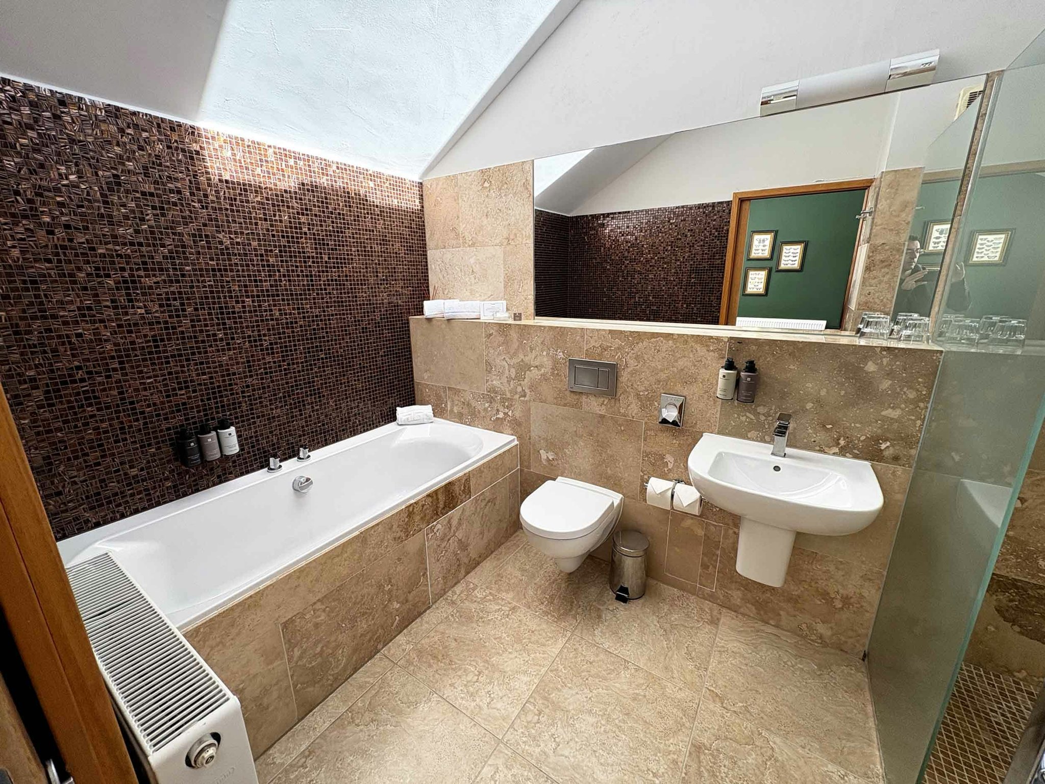 9YVV8NnErE2egQcd9d2Xww_Bathroom_In_House_S