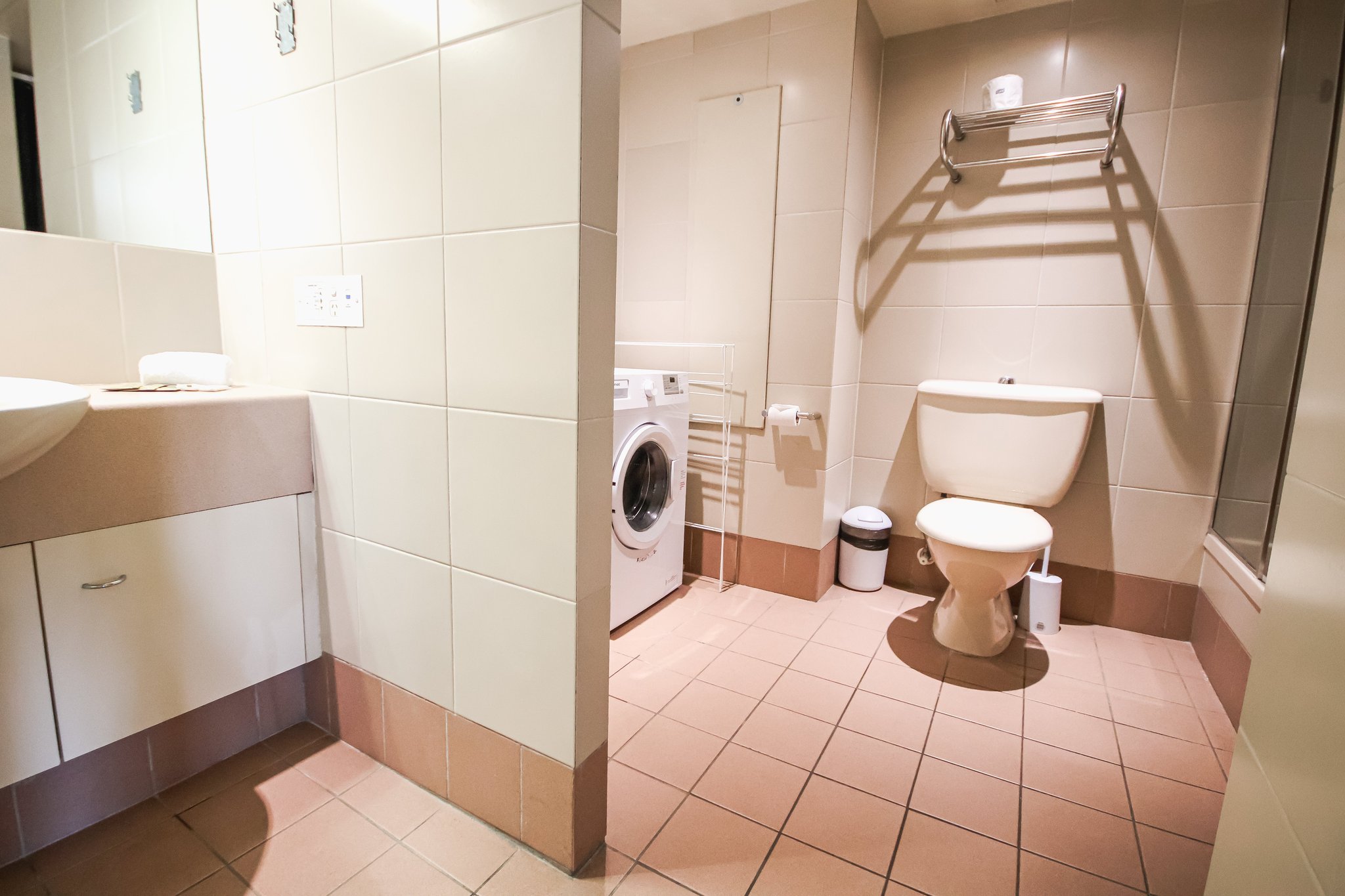 EvGEdLupgEeD4IIImkaiMQ_Bathroom_-_1012_S