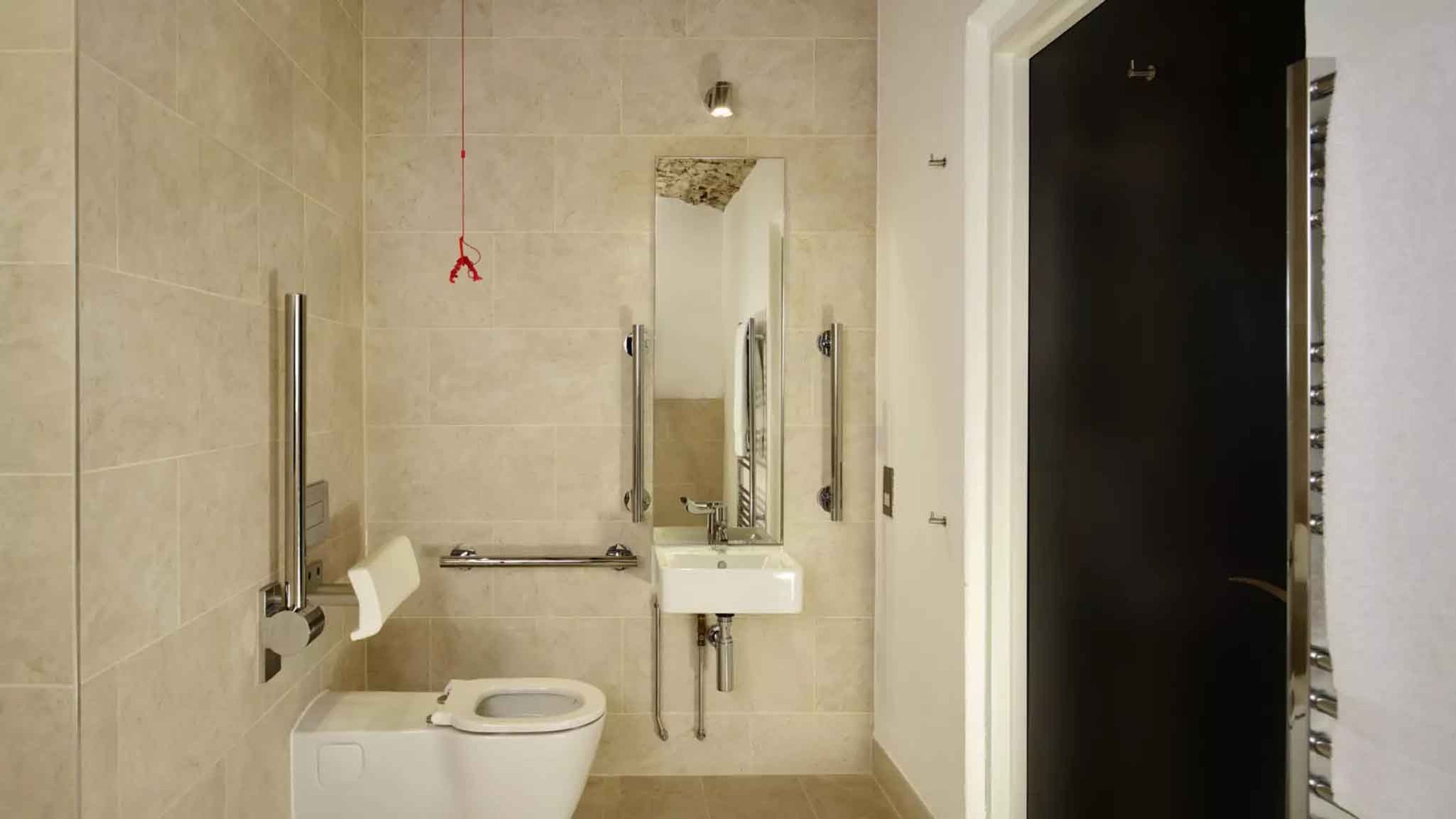 Accessible_bathroom_S