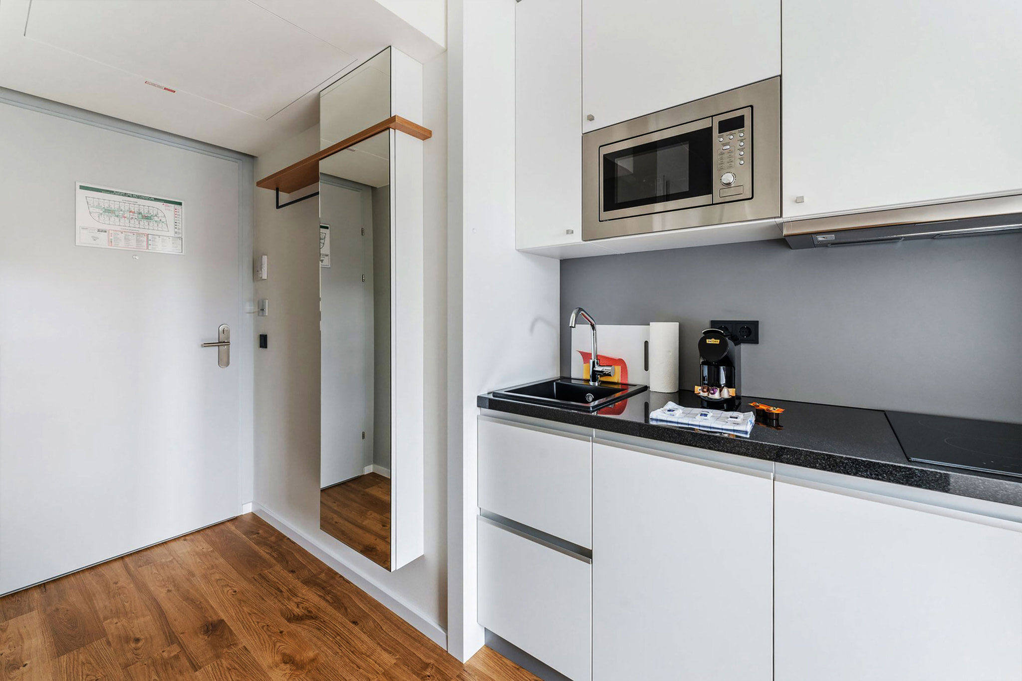 Standard-room-1-queen-bed-02_S