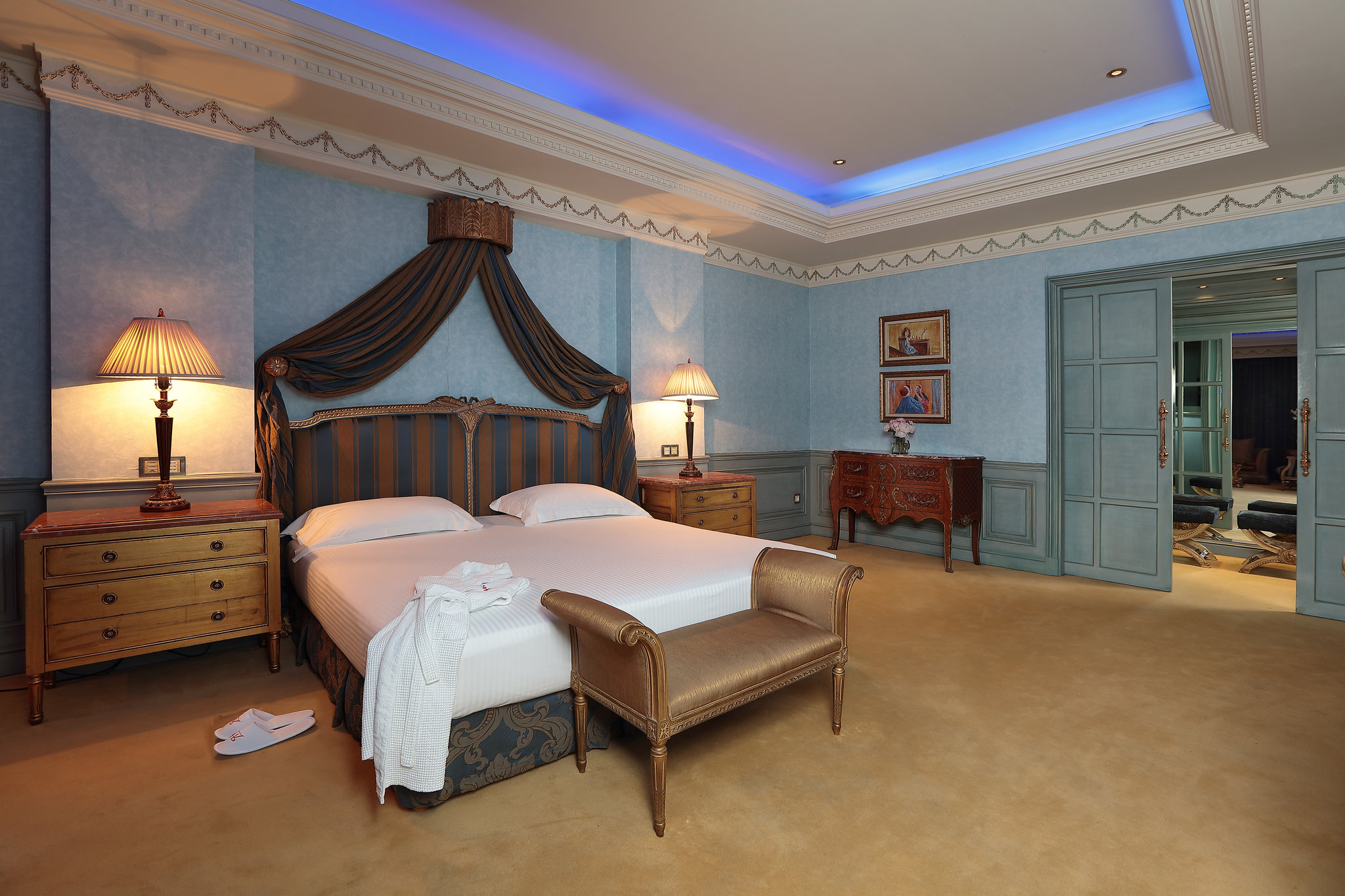 Royal_Suite-ROY-bedroom_night_S