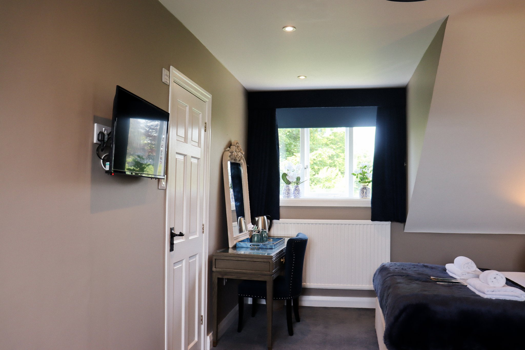 Ua2RjoH4ESwbGBoy6eIw_Room_4_Pet_Friendly_Family_Room-34_S