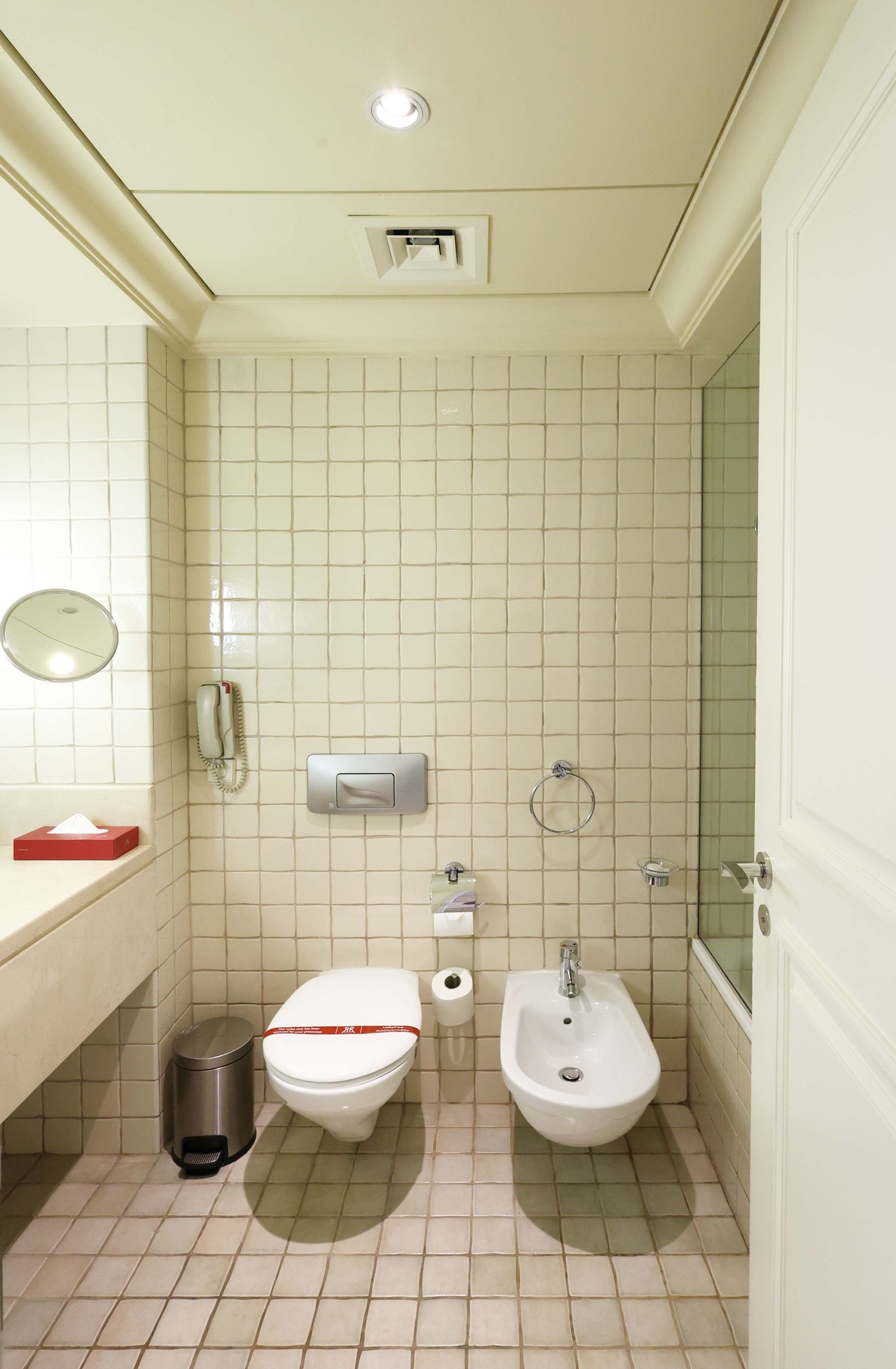 Superior_Room_2_Twin_Beds-B2T-bathroom_S