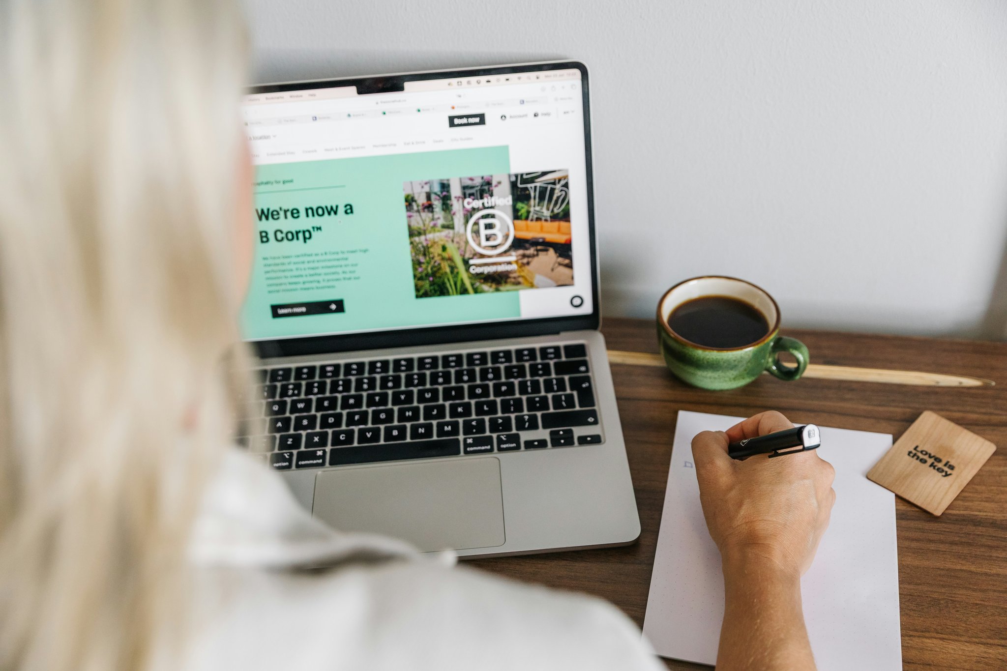 2sCNDSotE2jaAuRN3UUBw_Interior_Desk_S