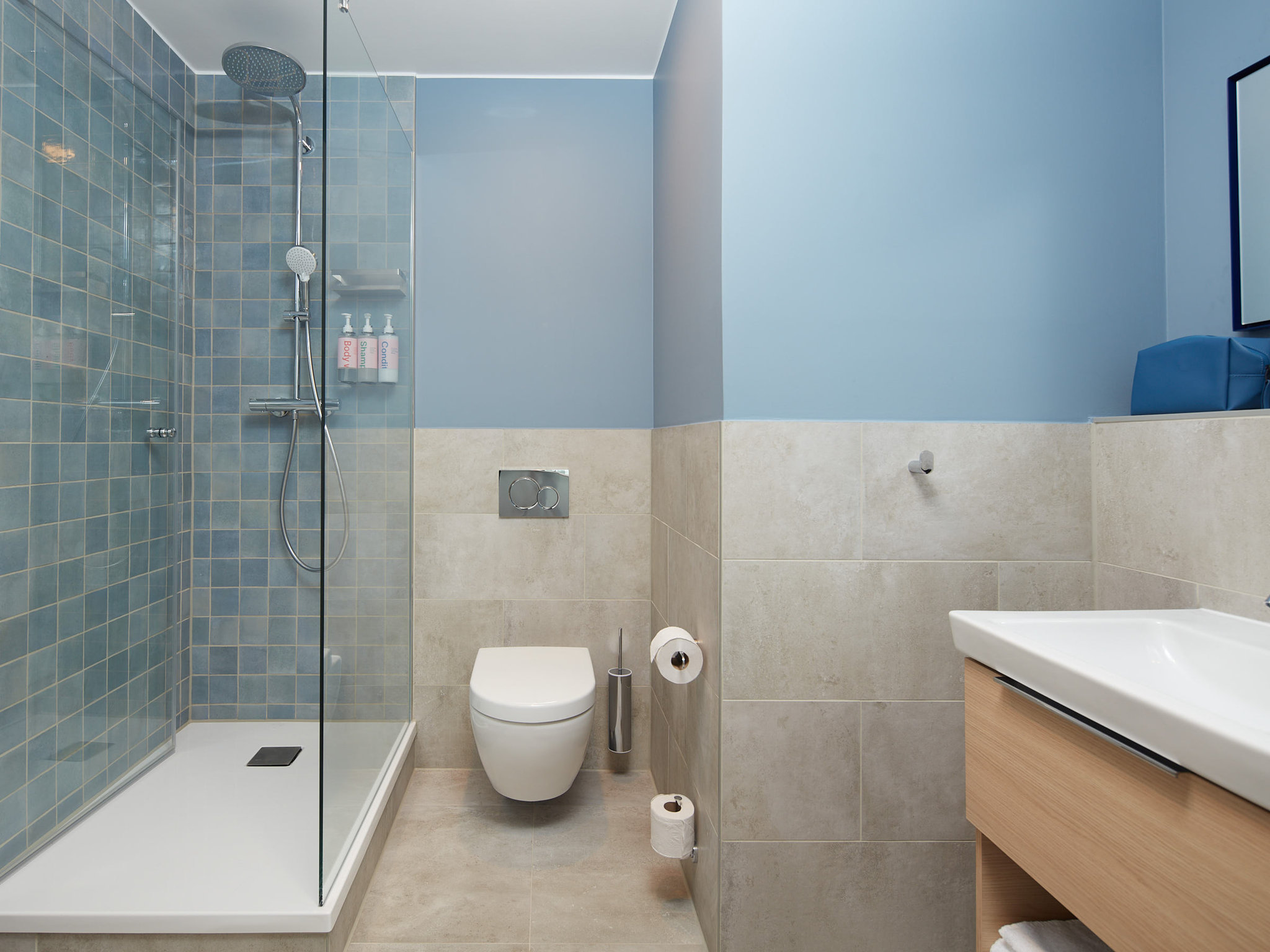 Large_Studio_with_Kitchenette_Bathroom_S