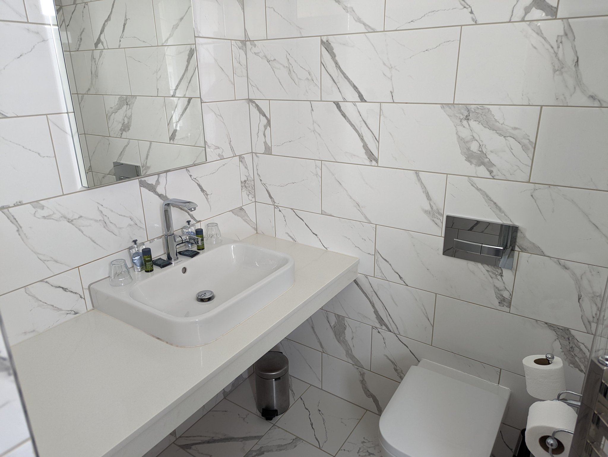 Suite_702_Bathroom_S