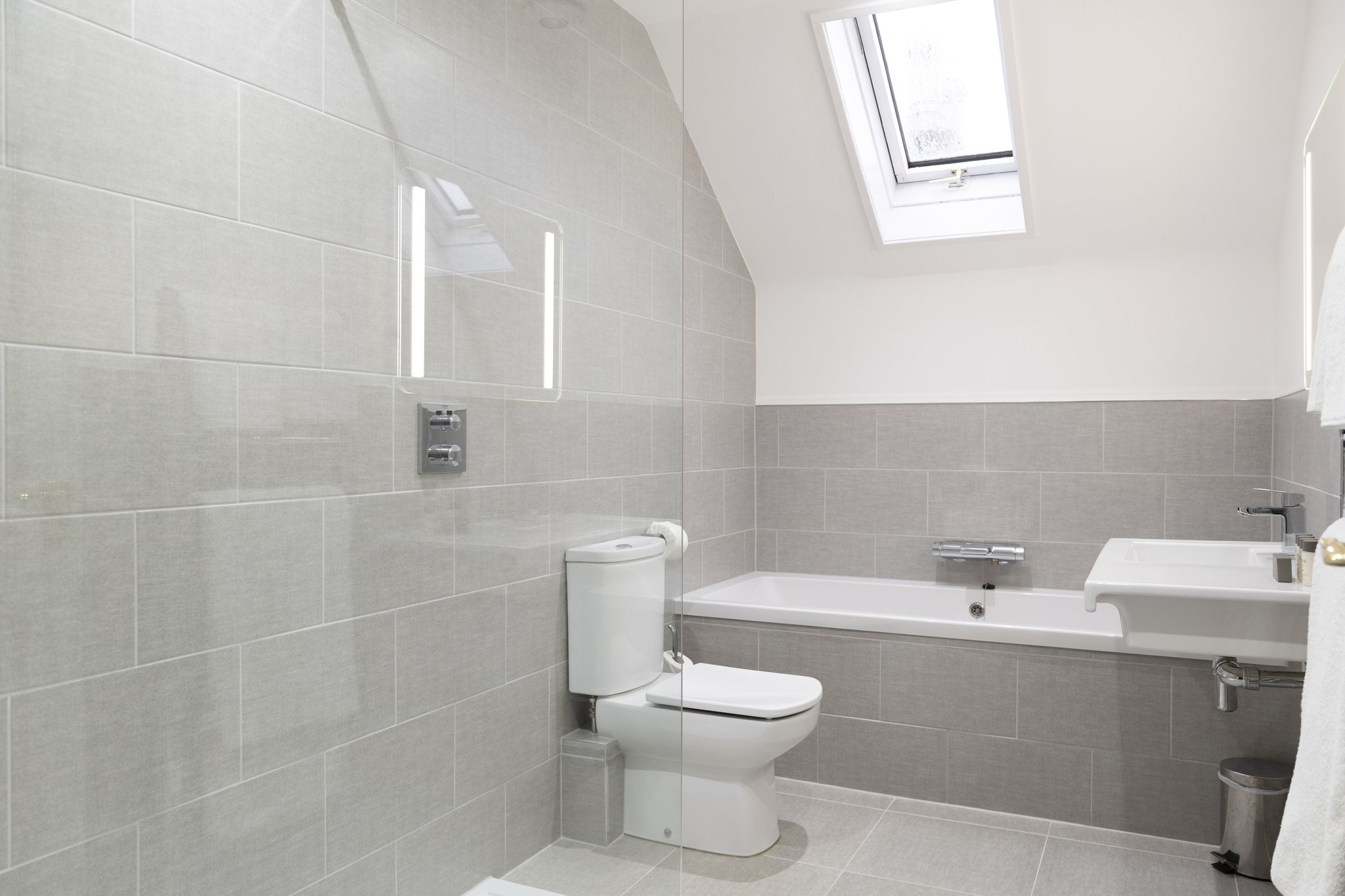 Deluxe_Bathroom_19_S