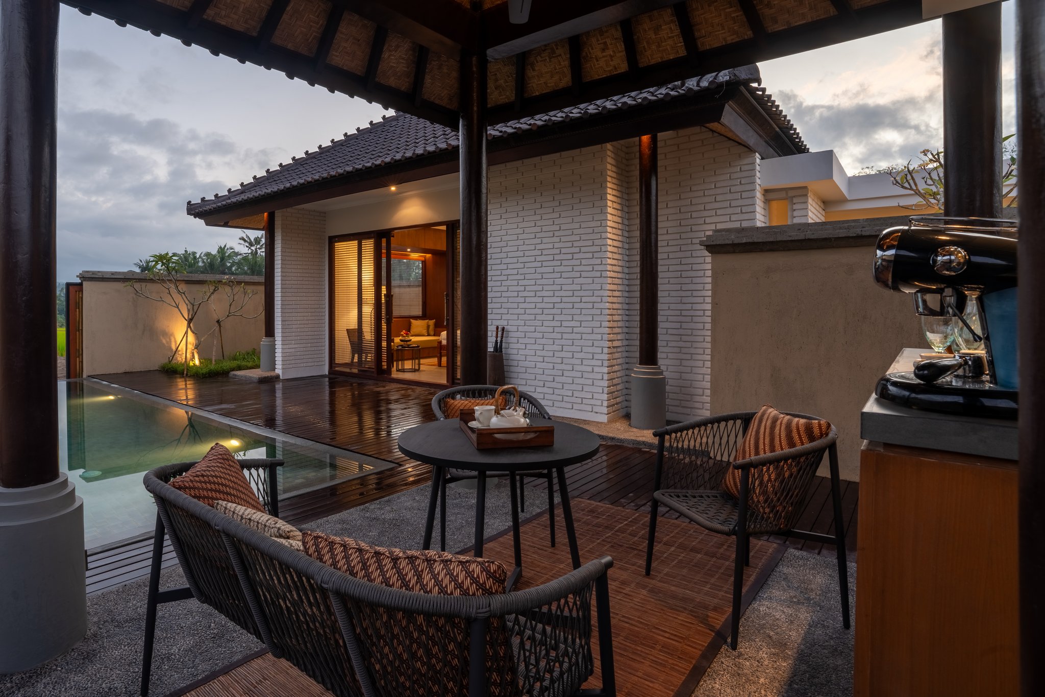 TKzoeJj1EawuJ9pAiDOxg_Exterior_Seating_-_Premiere_One_Bed_S