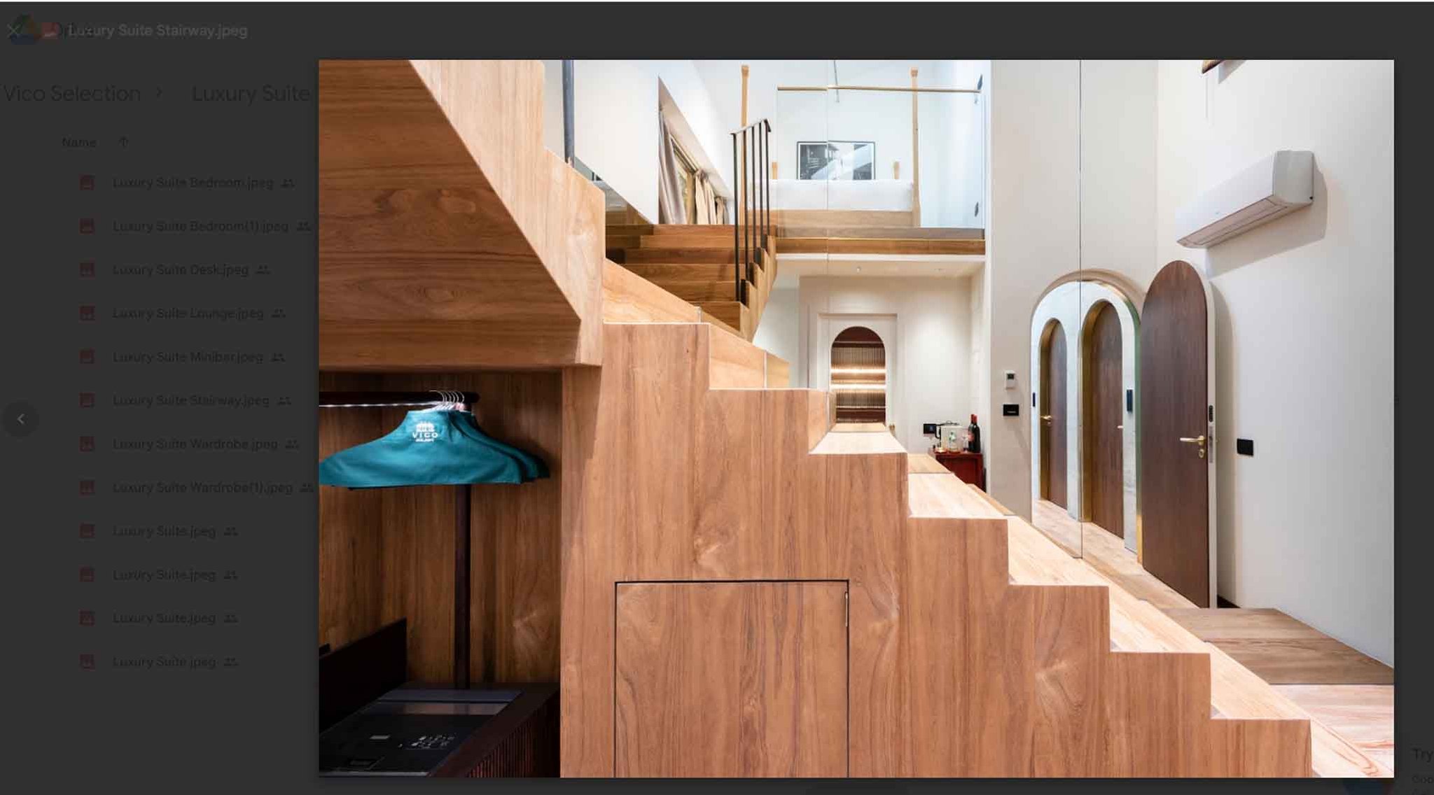 Luxury_suite_stairway_S