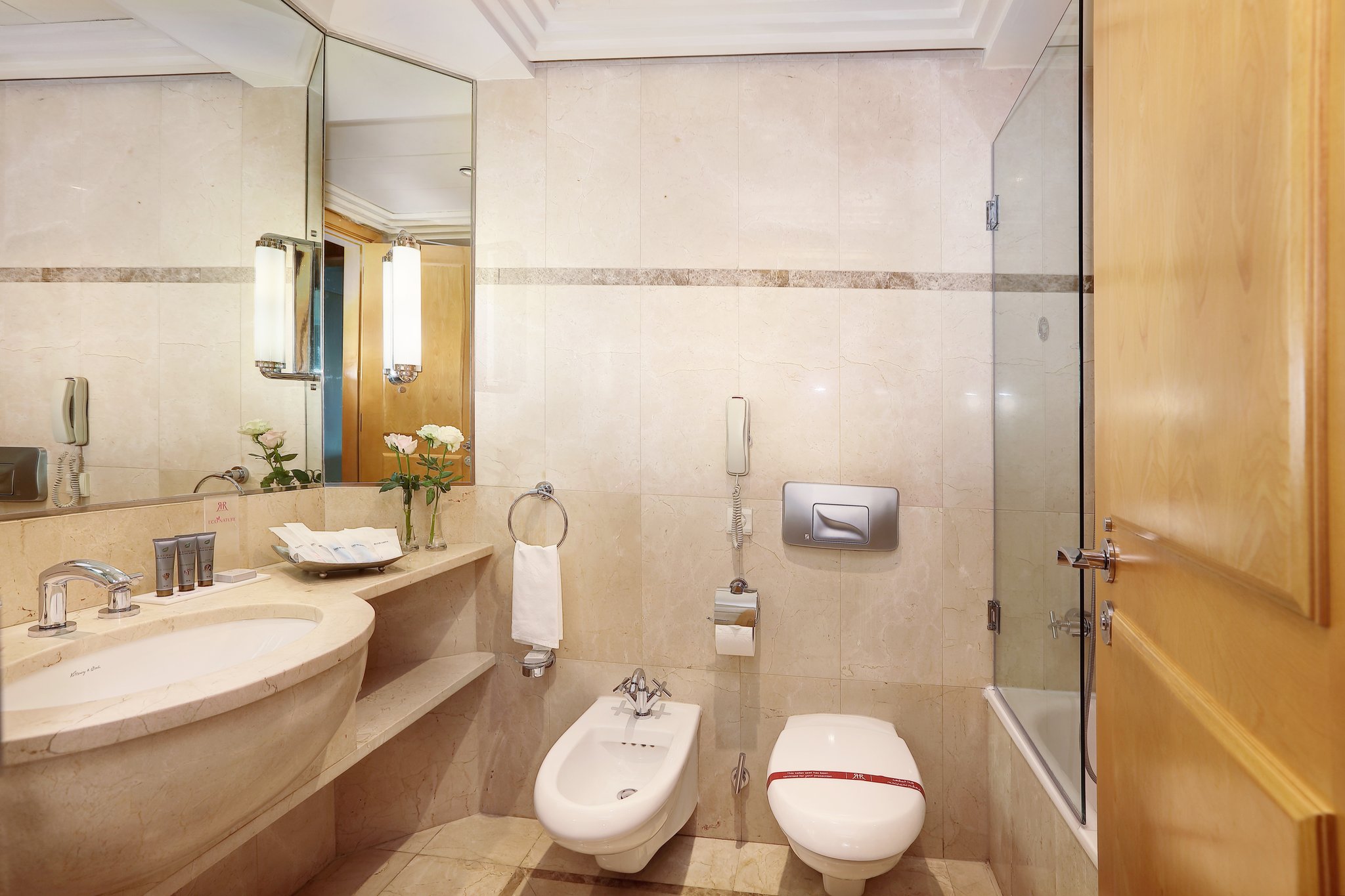 Deluxe_Junior-AJR-bathroom_S