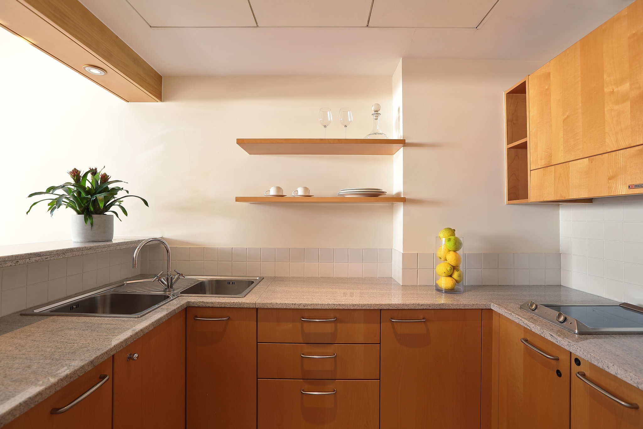 Deluxe_Suite_Balcony_Sea_View-AS1-kitchinette_S