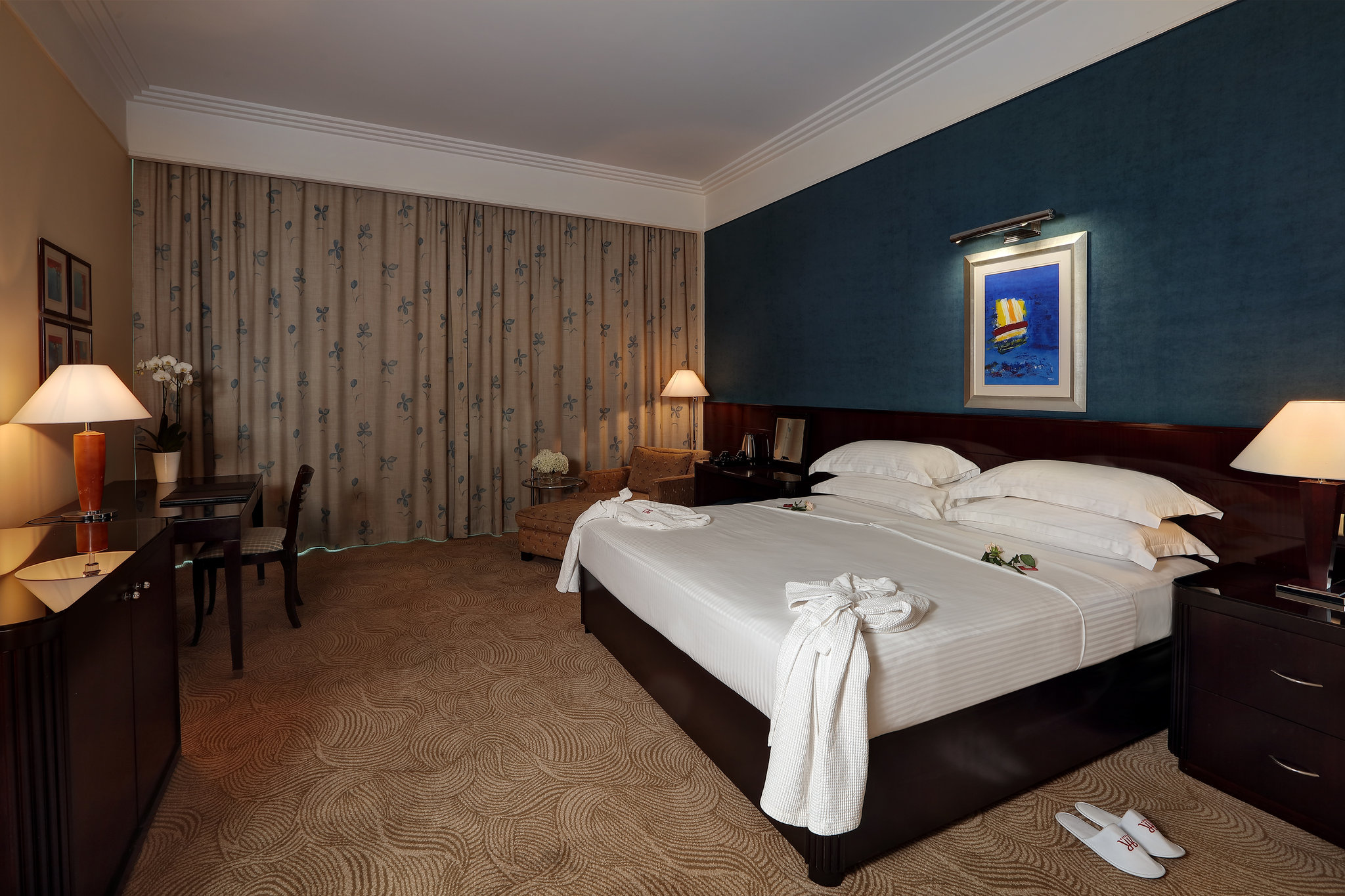 Royal_Club_Room-A1K1-bedroom_night_S