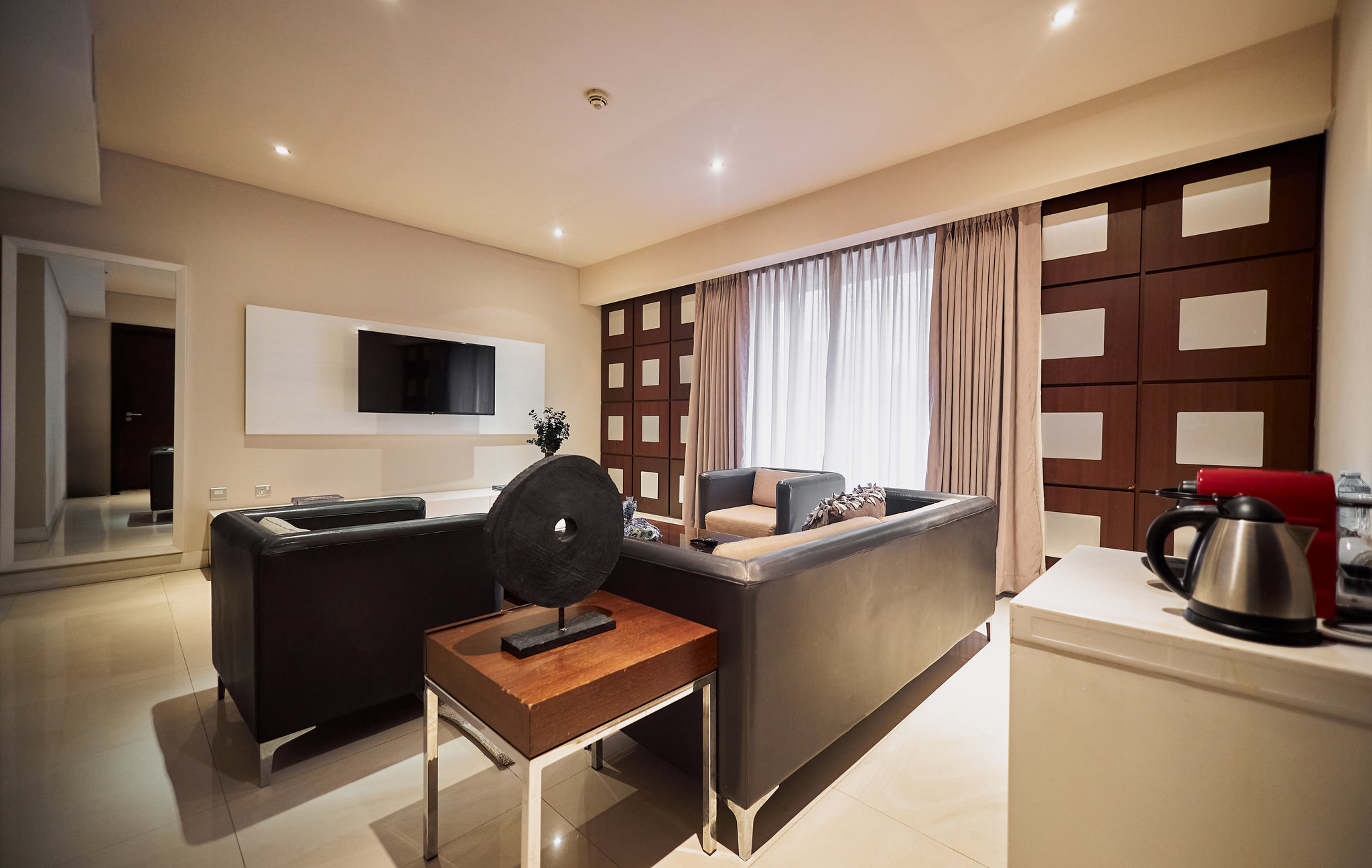 Executive_suite_D-W_view_S