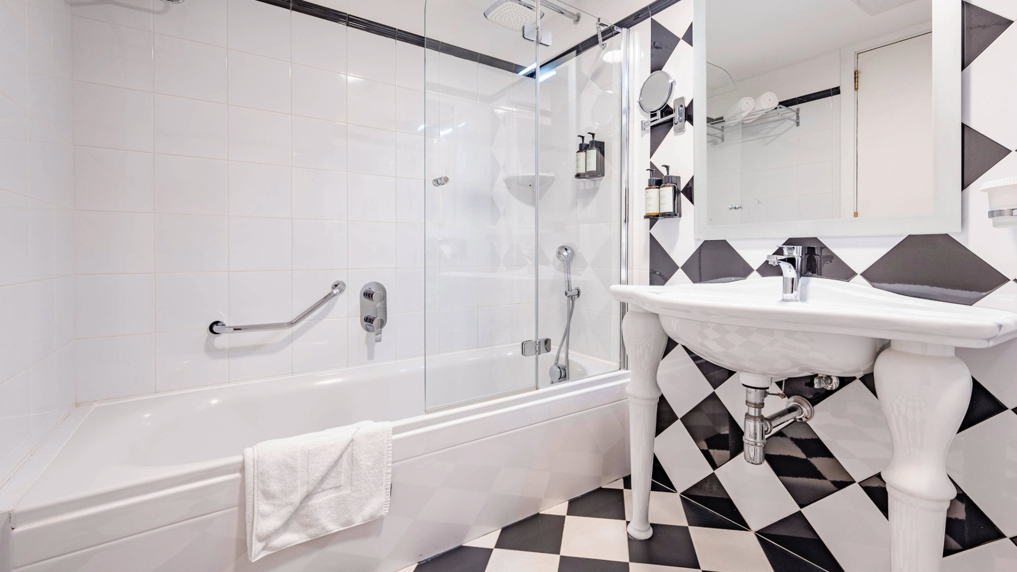 AX_The_Victoria_Hotel_-_Classic_Balcony_Room_(1)_S