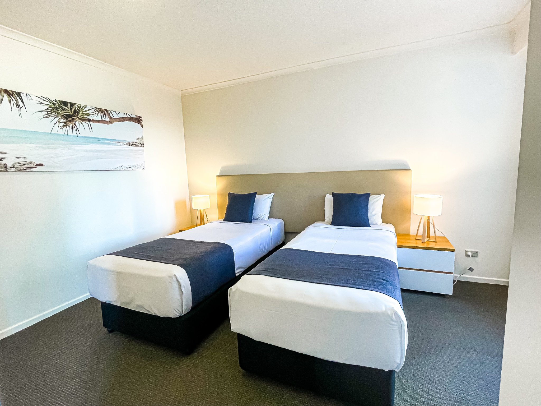 6xMirDfURkOiVrY2xMgRWw_2nd_Bedroom_-_301_S