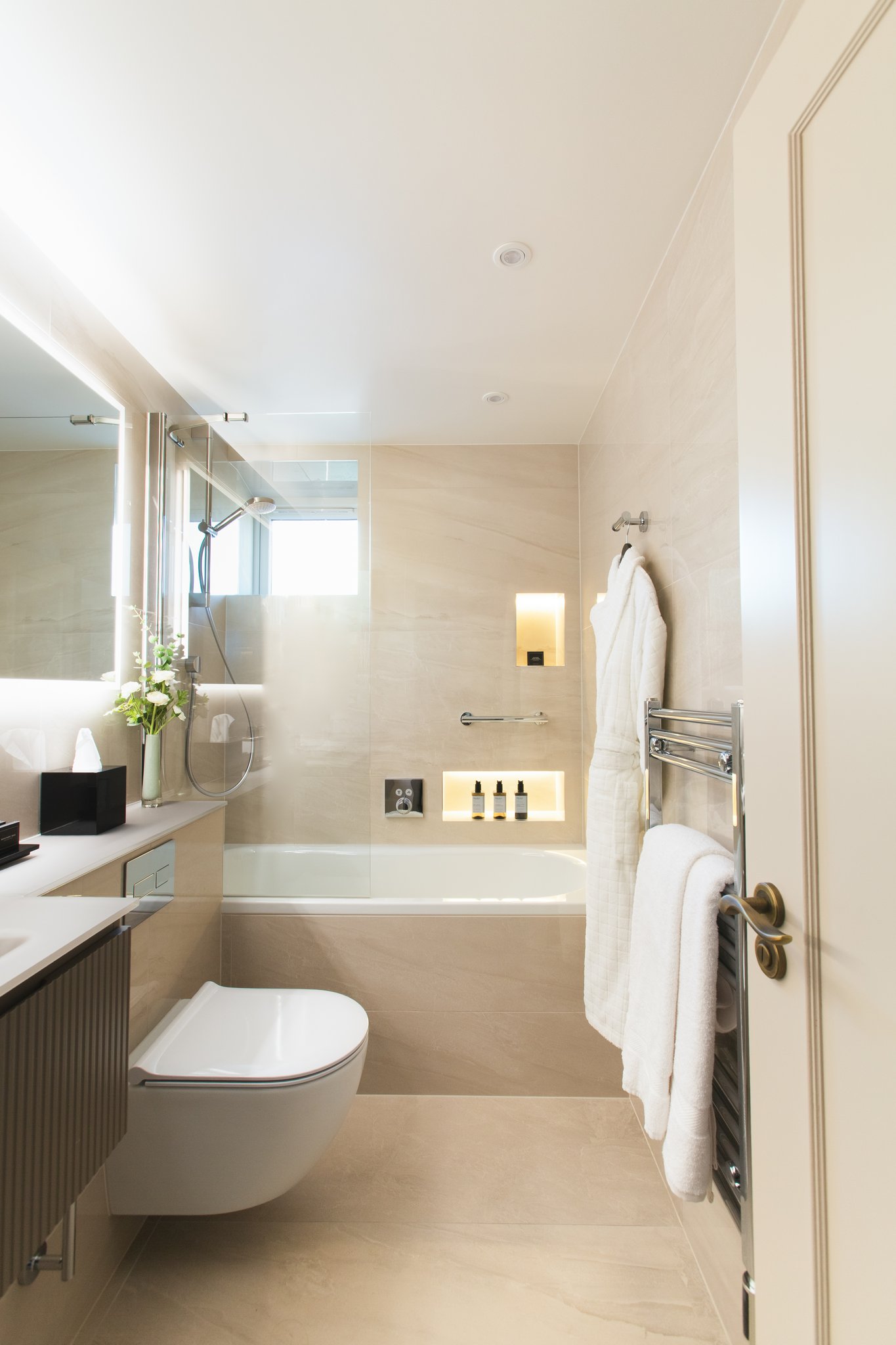 5xtxqrDtmE2vbw1s9Z1zg_11_Rathbone_bathroom_two-1_S