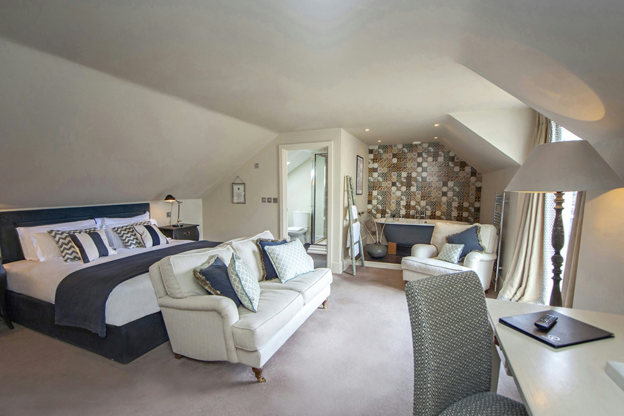 NRQ7mAqEmGDGbIZUdrA_JuniorSuiteRoom9_2_S