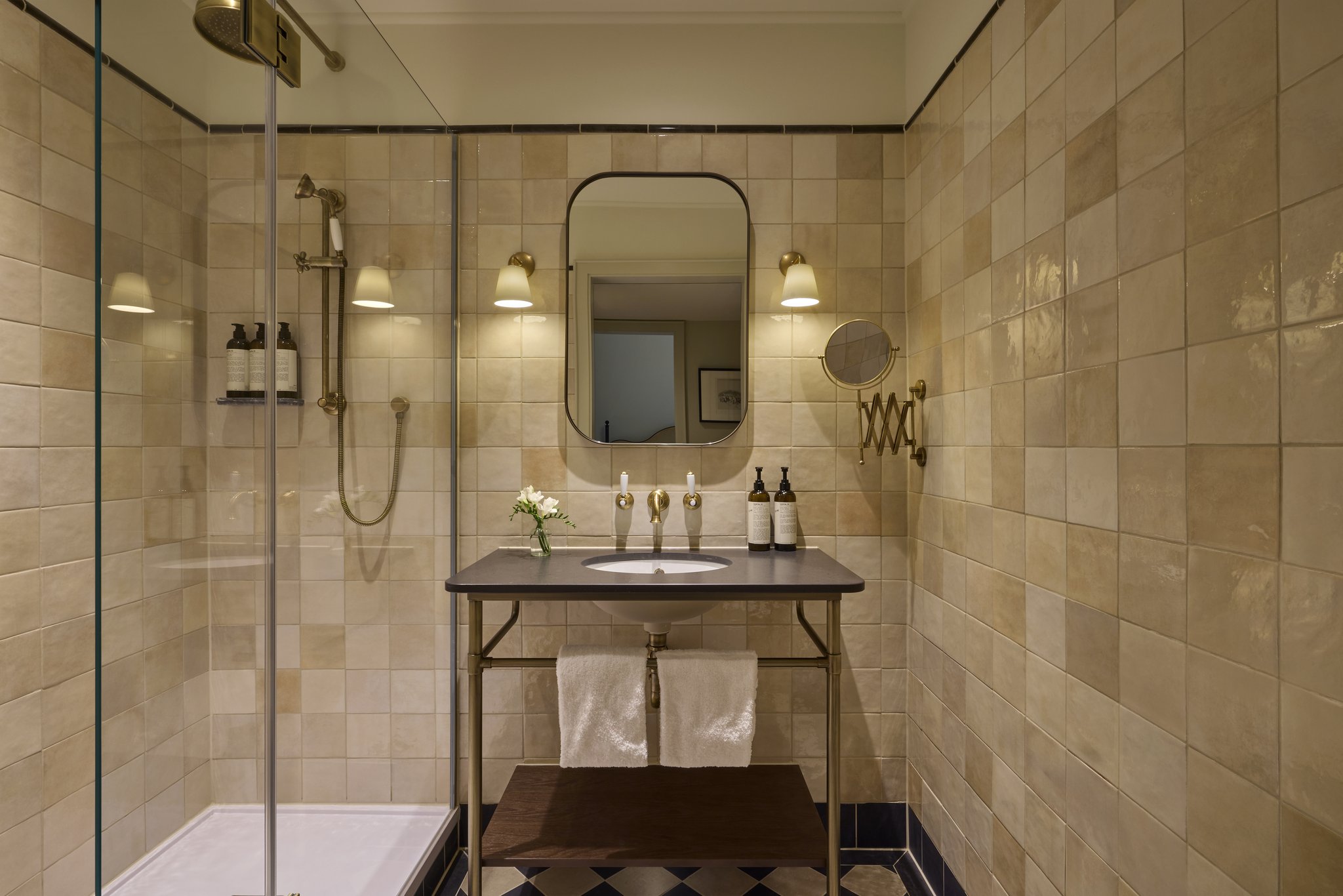 fGwMwxqWh0qIBbLk4c2Xzg_Deluxe_Bathroom_S