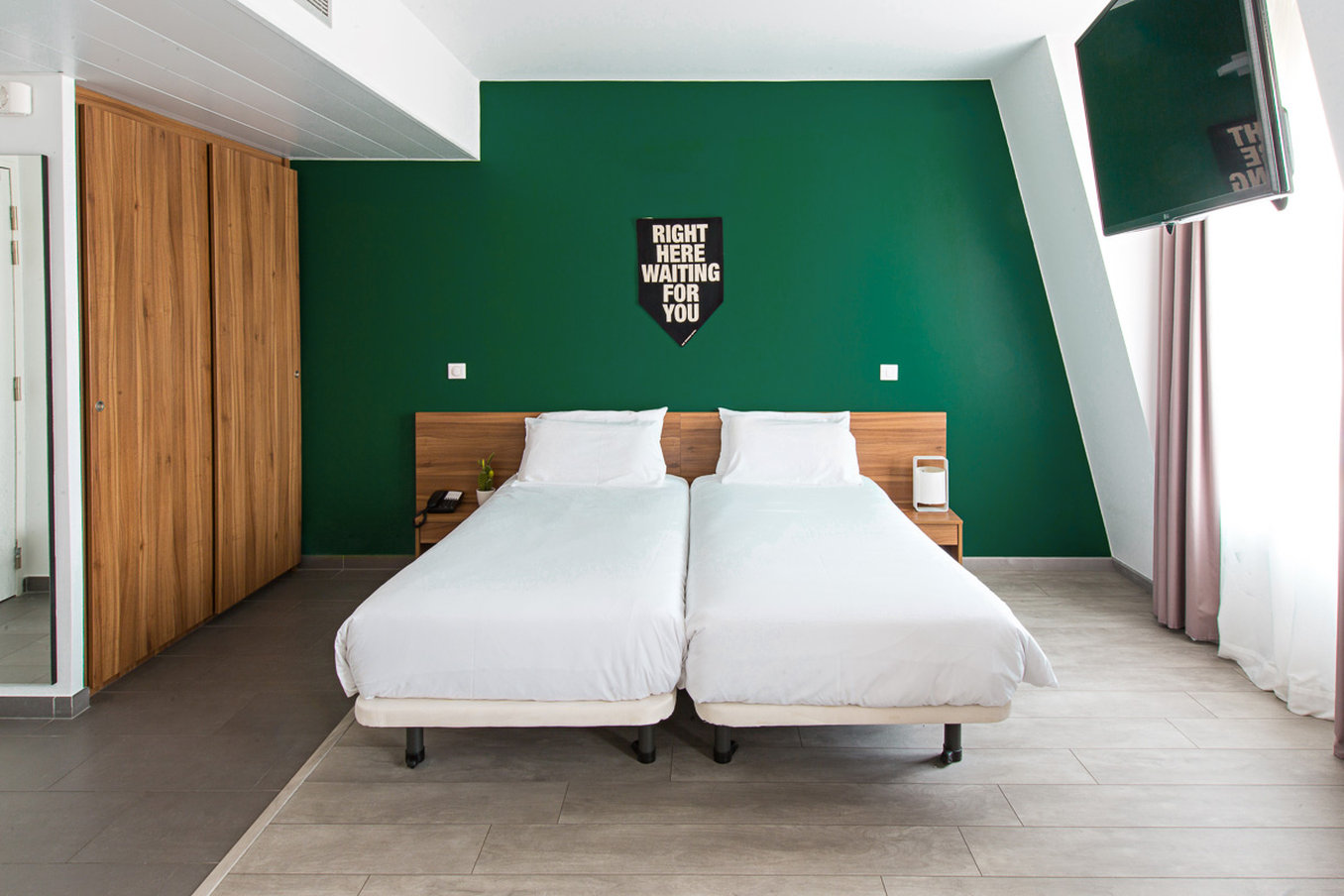 aPxmEGB5t0qnBzZKNGYKg_Family_Room_(2)_S