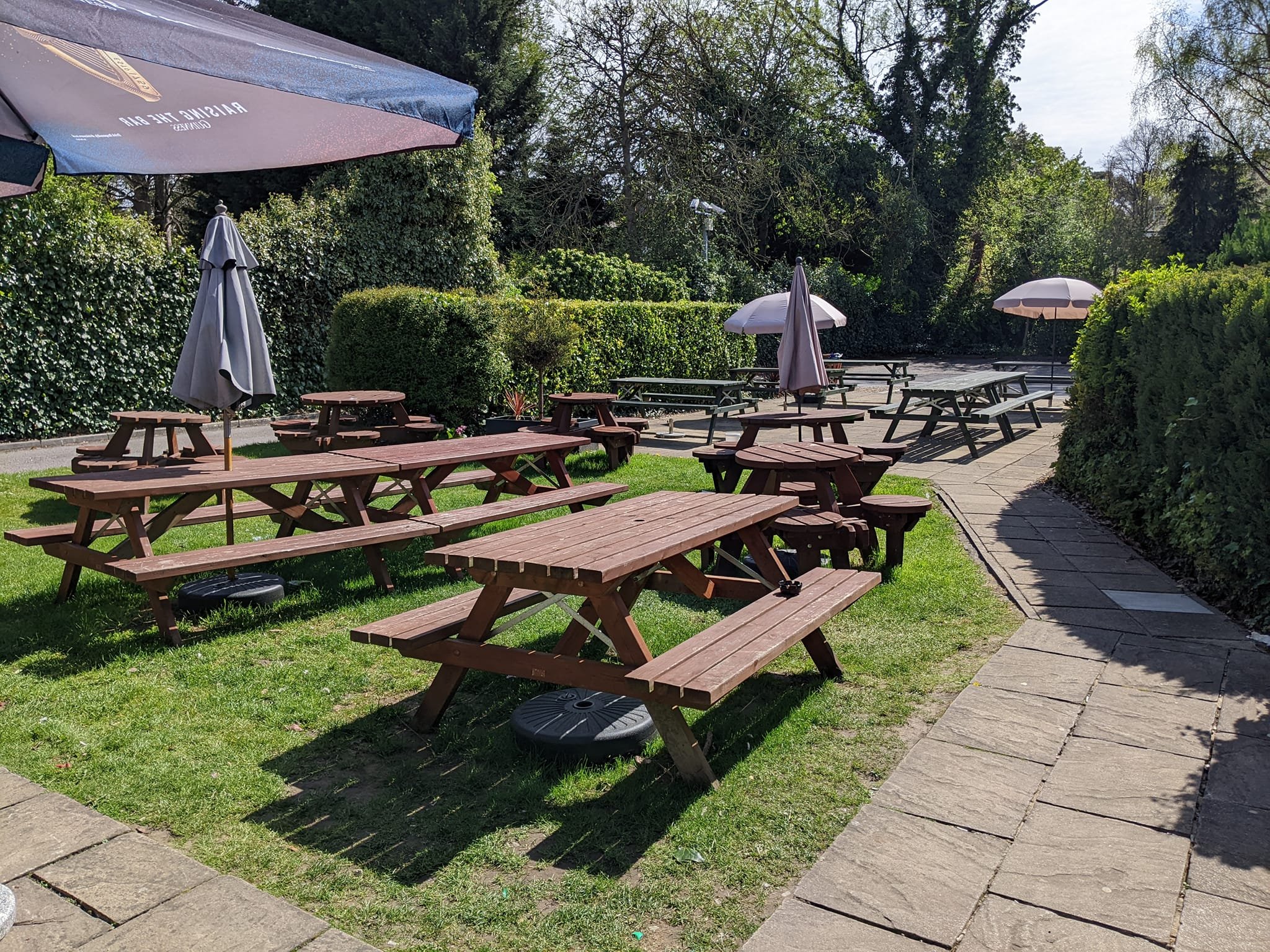 6832_Old_Grey_Mare_(Hull)_-_FG_-_BEER_GARDEN_02_S