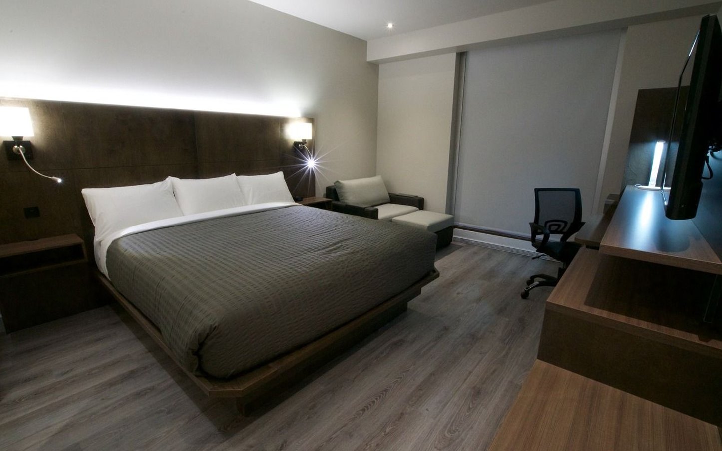 Deluxe_Urban_Room_1_King_Bed_(1)_S