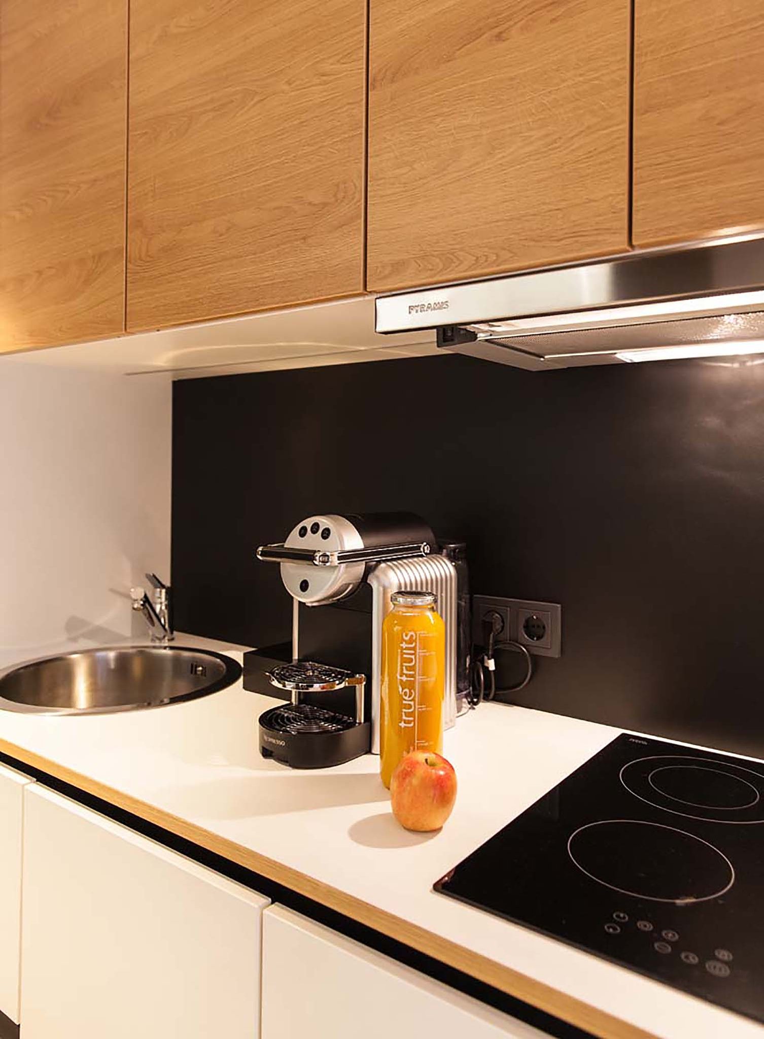 Standard_room_2_single_beds-02_S