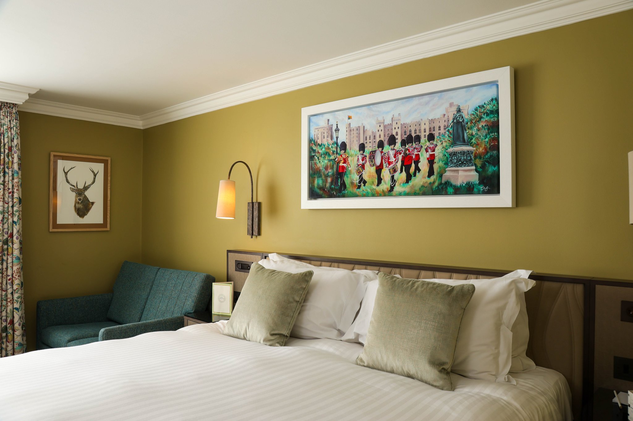 Classic_queen_bed_room_Park_Wing_S